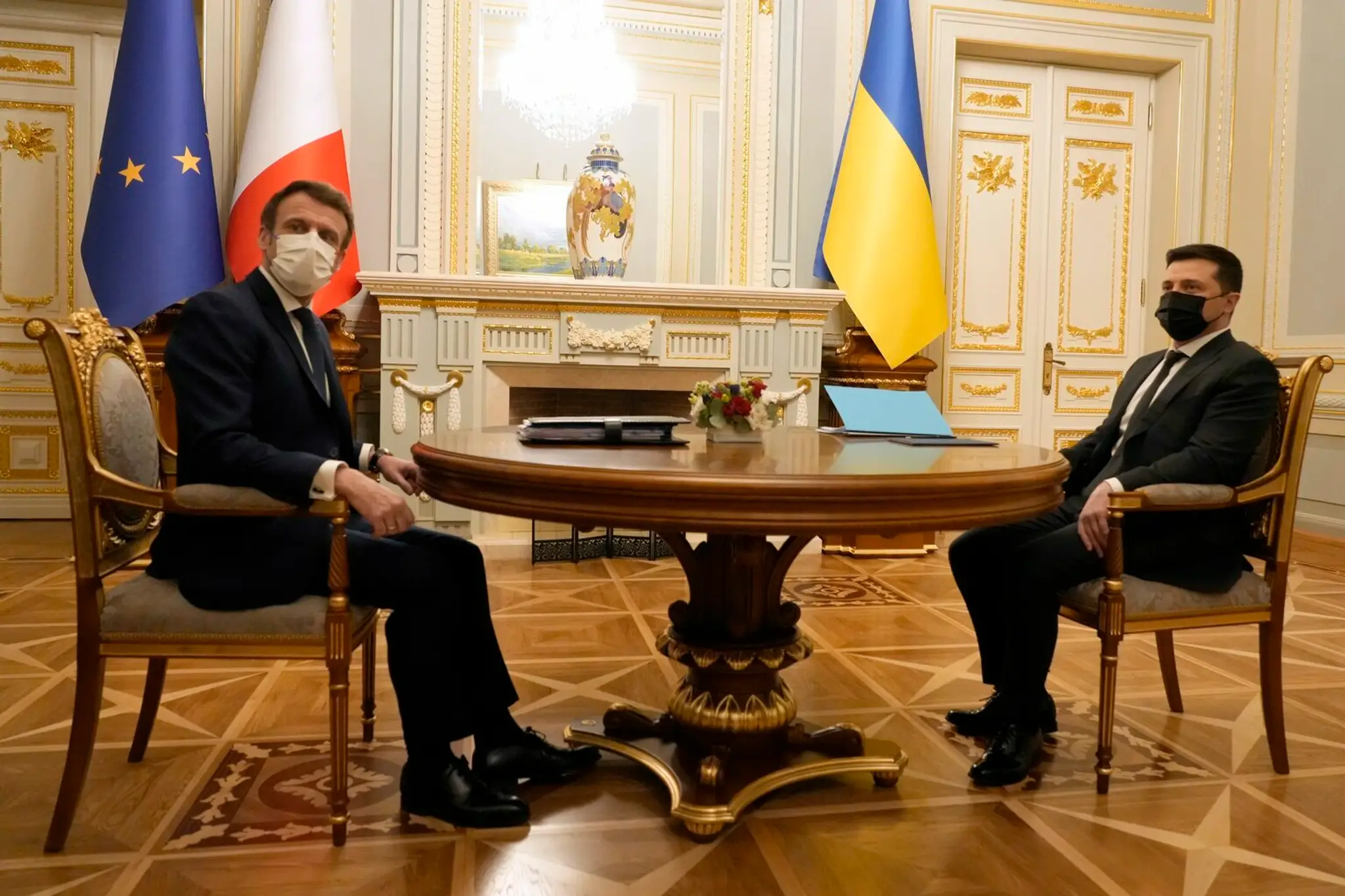 Francúzsky prezident vedie rozhovory aj s prezidentom Ukrajiny