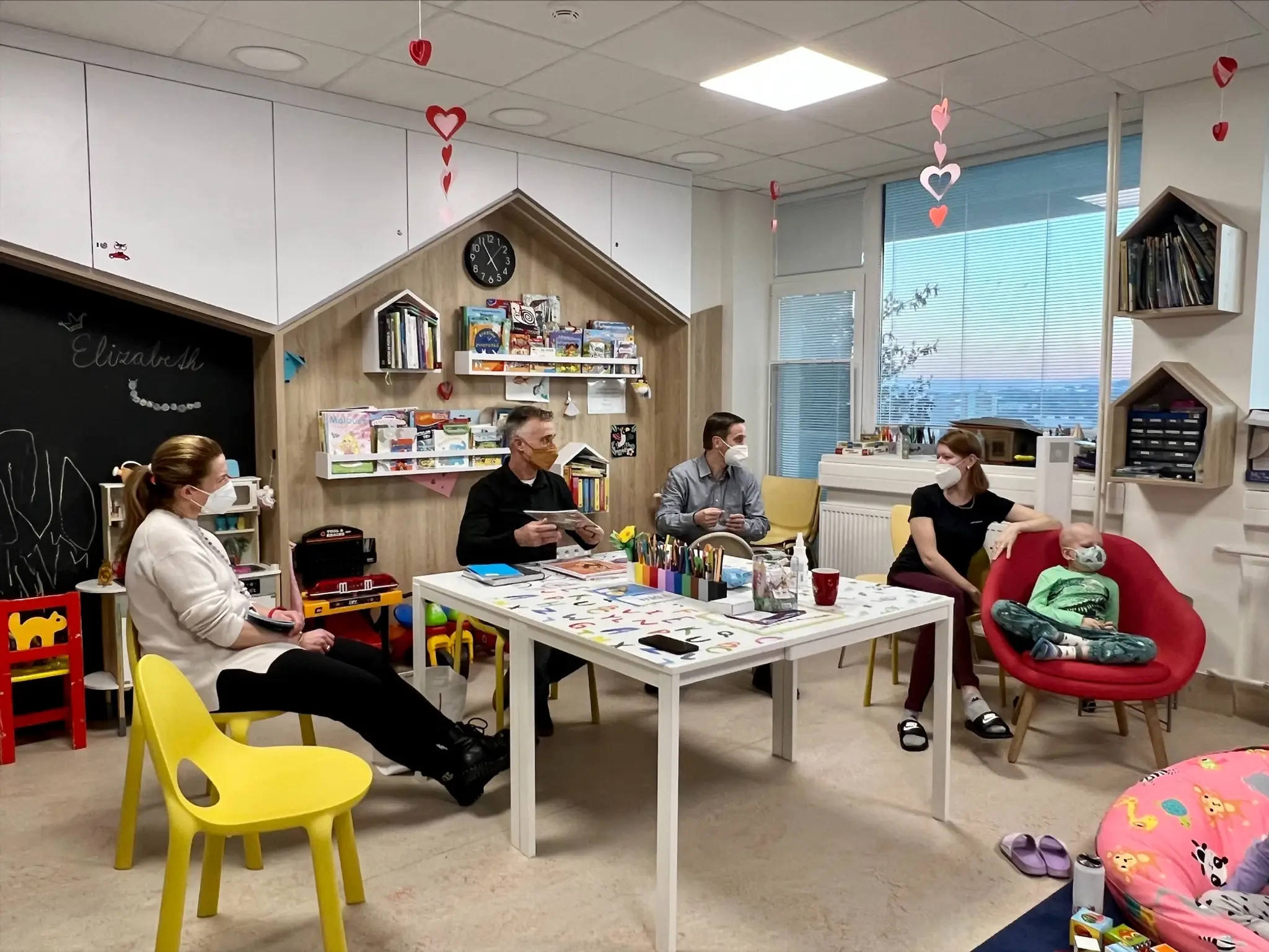 Maroš Molnár s manželkou navštívili deti a rodičov na Klinike pediatrickej onkológie a hematológie SZU v DFNsP v Banskej Bystrici.