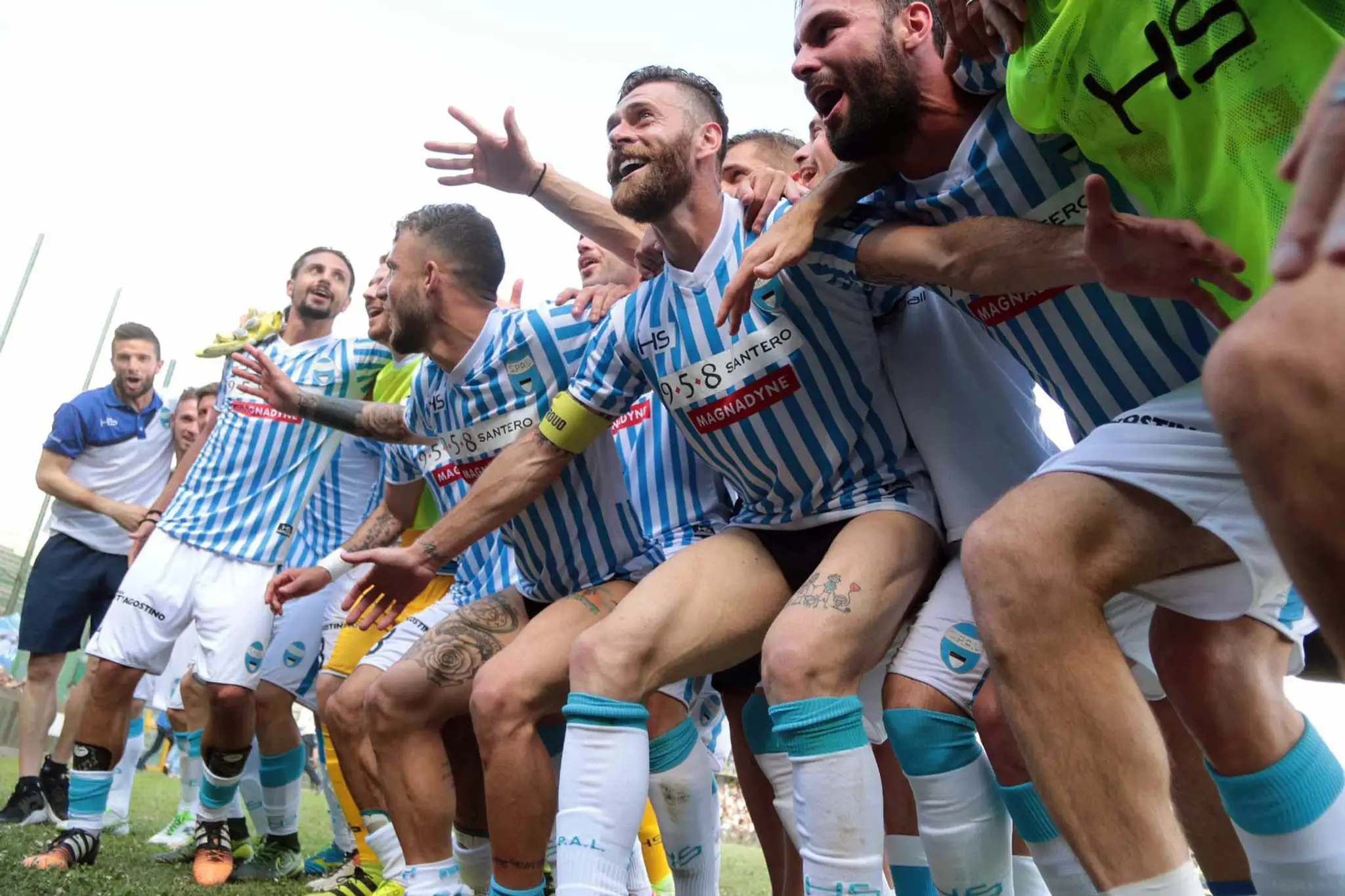 Nadšení hráči klubu Spal po postupe do Serie A.