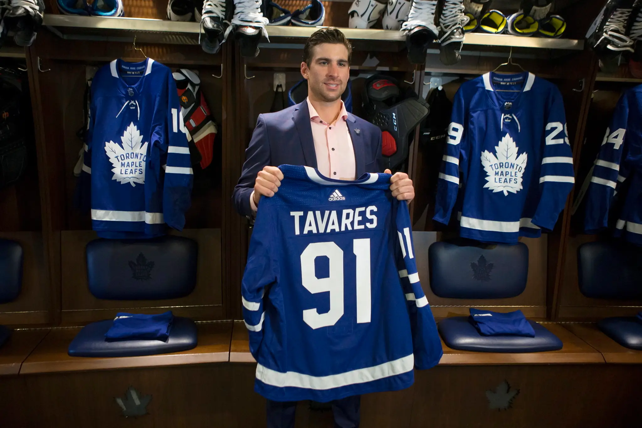 John Tavares s dresom svojho nového zamestnávateľa Toronto.