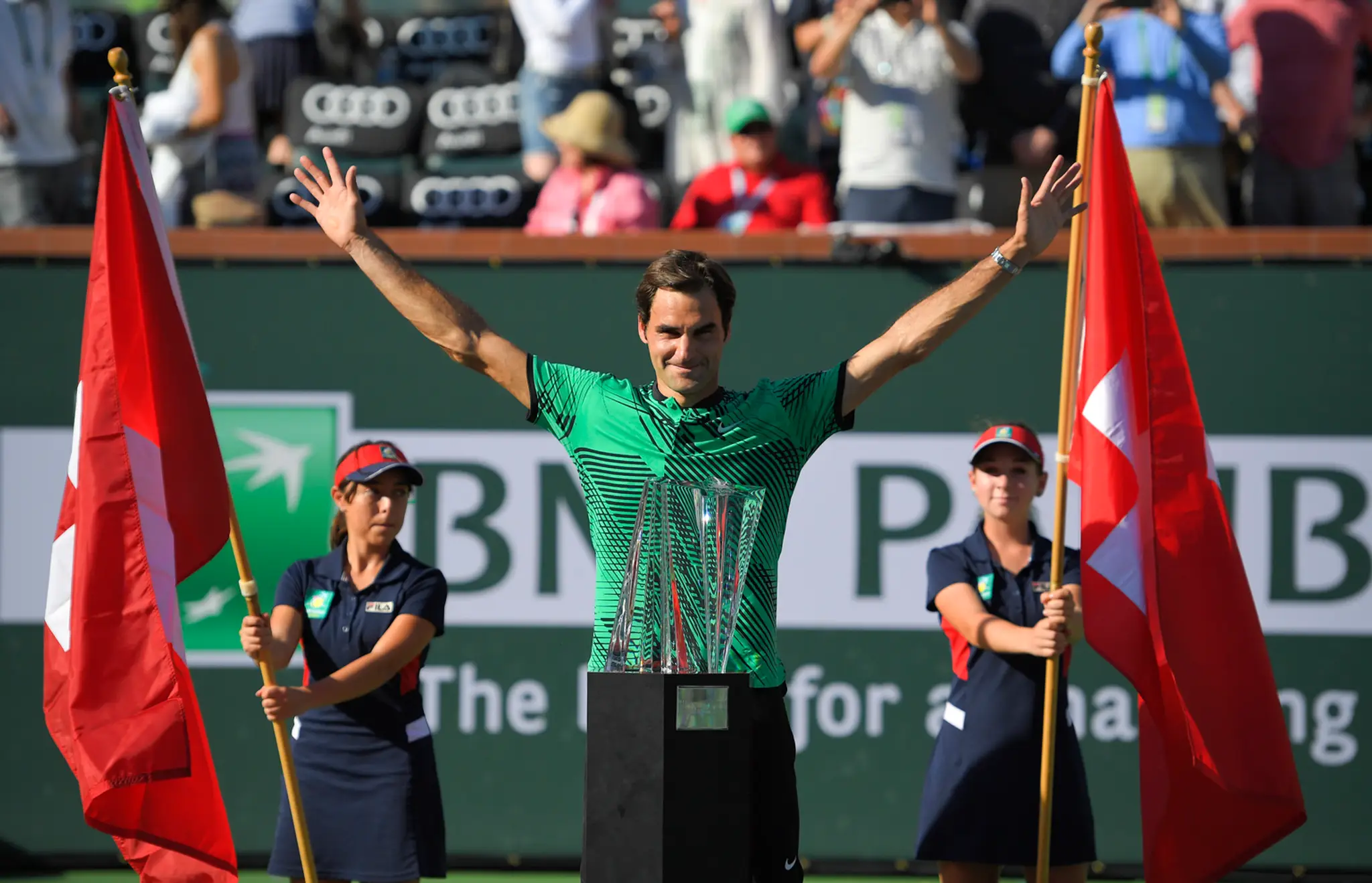 Roger Federer pózuje s trofejou pre víťaza turnaja v Indian Wells.