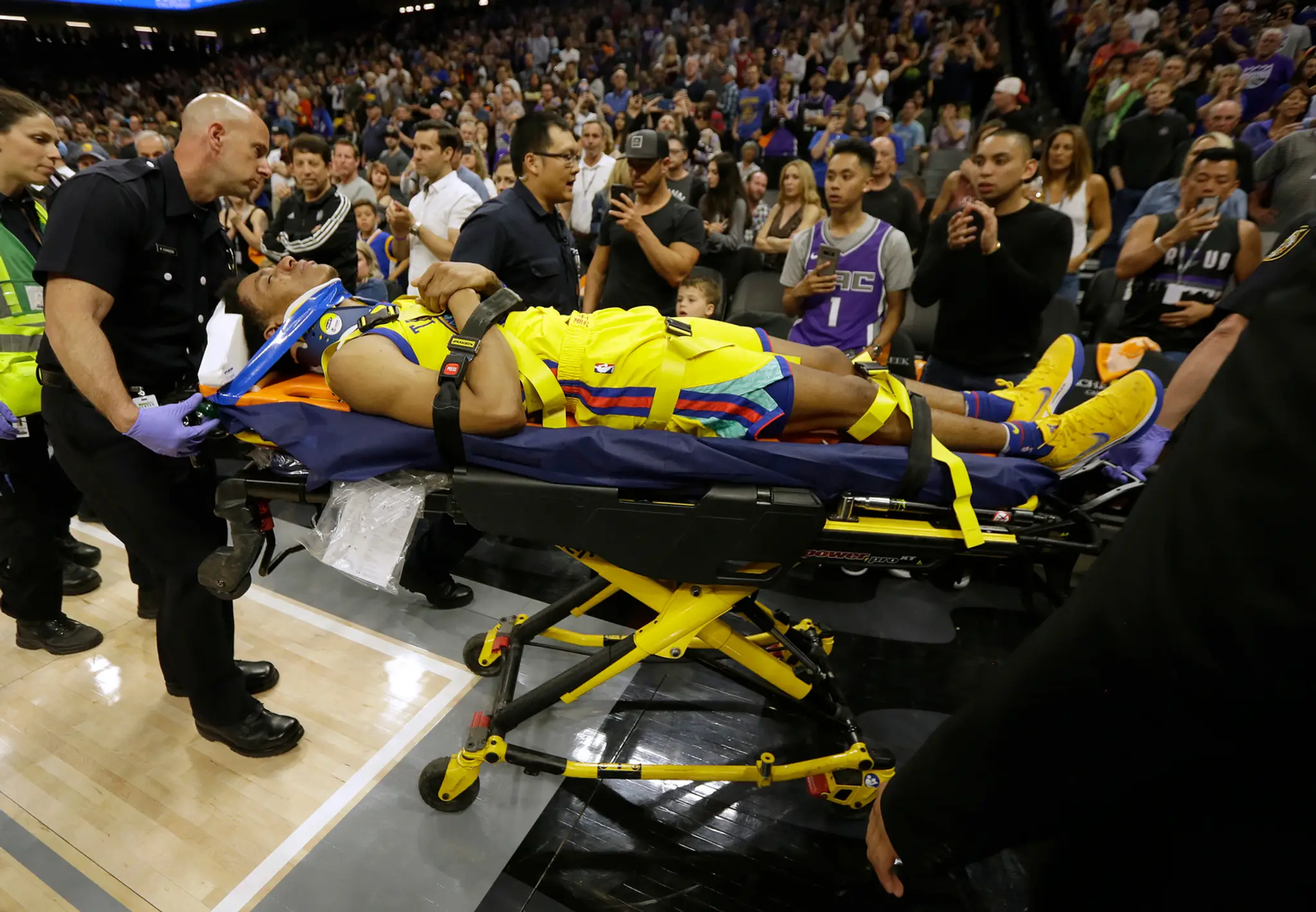 Zranený basketbalista tímu Golden State Patrick McCaw.