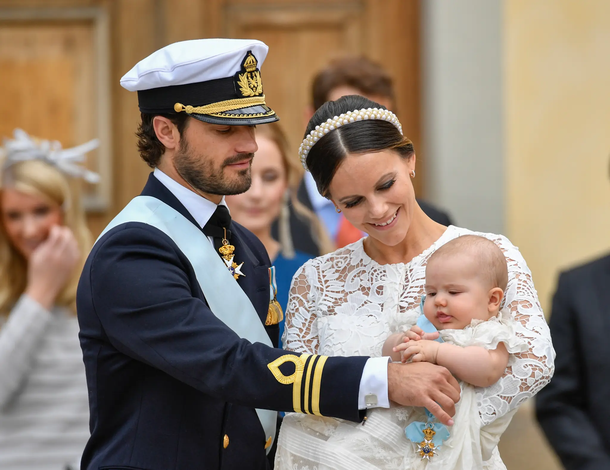 Švédska princezná Sofia drží syna princa Alexandra počas krstu v Štokholme.