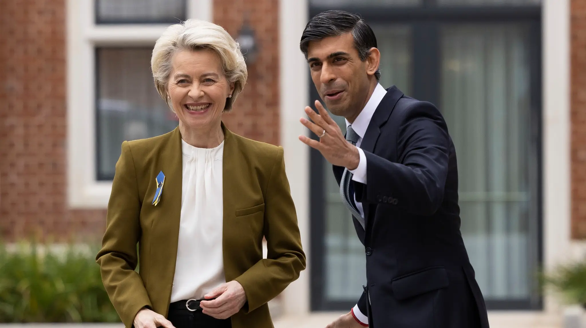 Britský premiér Rishi Sunak (vpravo) a predsedníčka Európskej komisie Ursula von der Leyenová pózujú počas stretnutia vo Windsore.