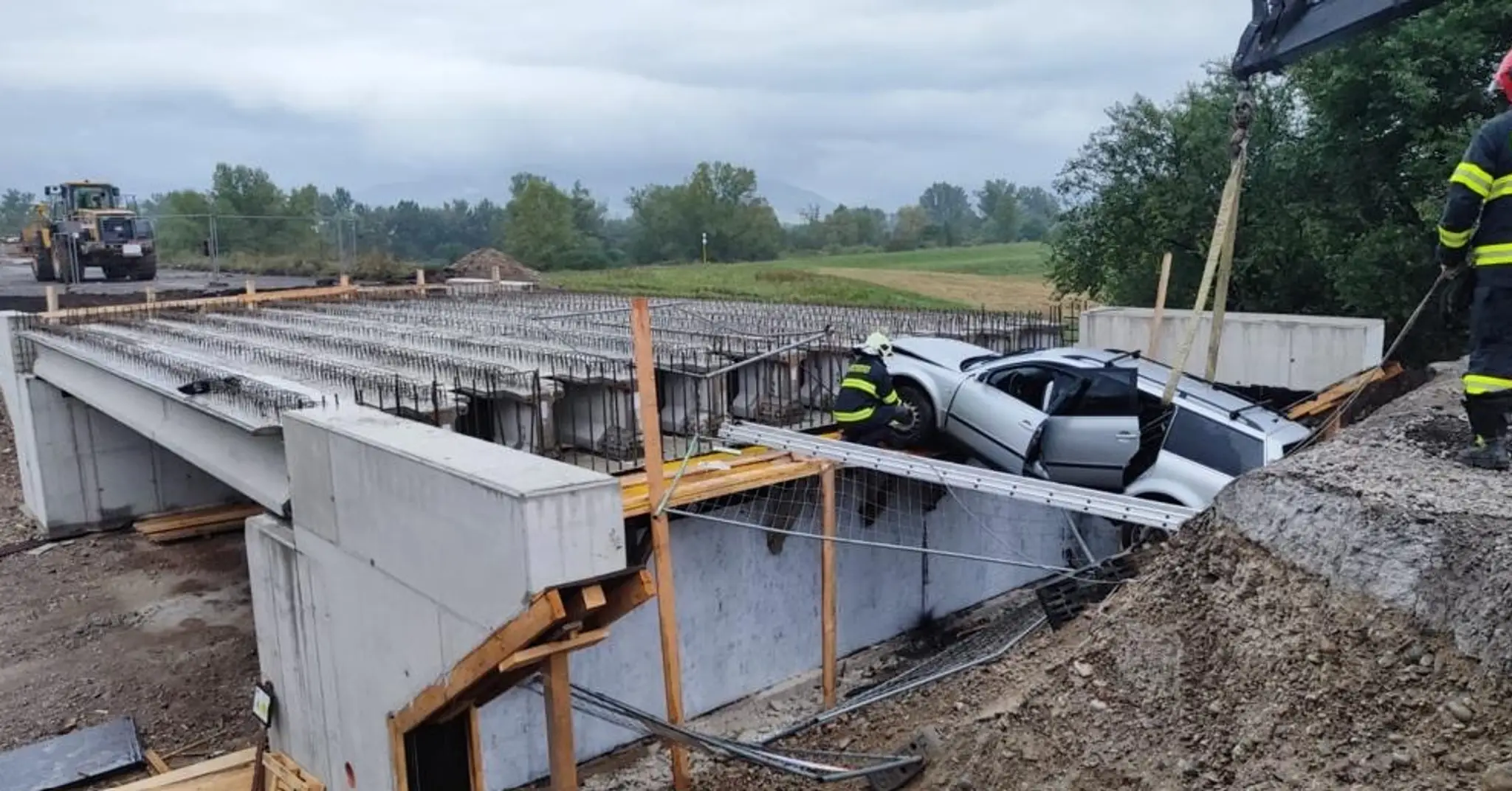 Auto skočilo na mostnom debnení.