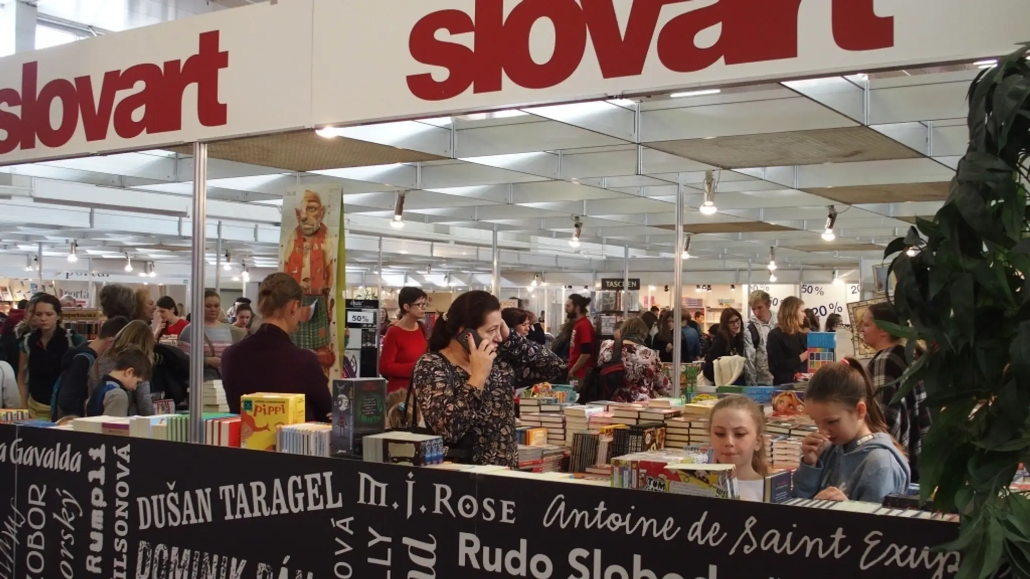 Majk Spirit s mamou Evou Dušičkovou na Bibliotéke.
