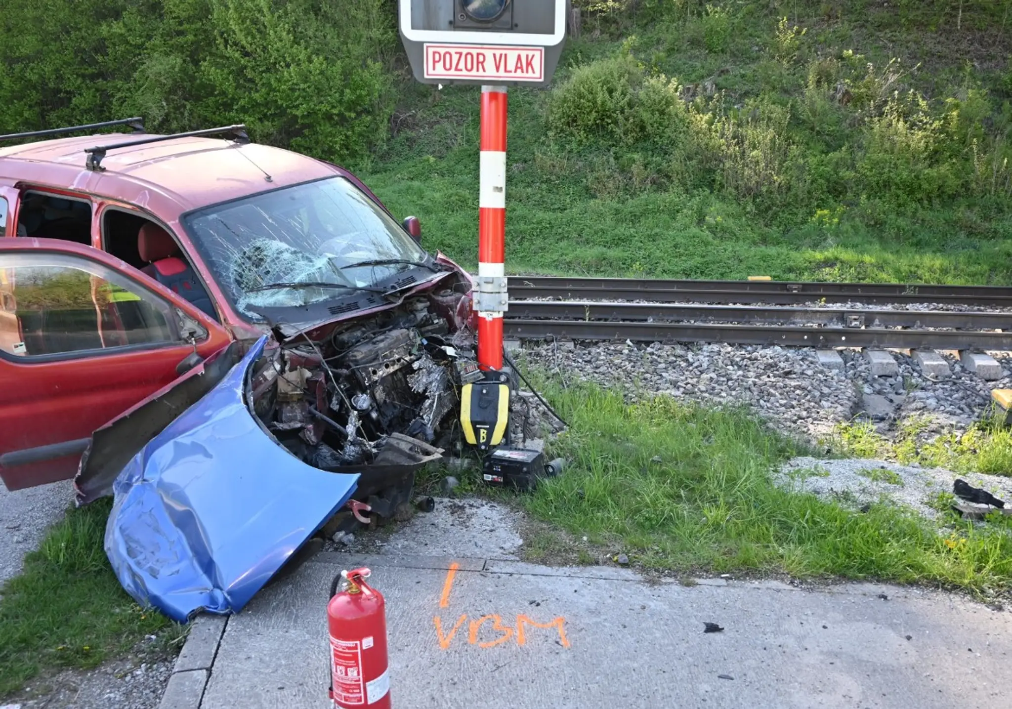 FOTO: Nepochopiteľný skrat šoféra na Kysuciach: Vošiel pred idúci vlak a z miesta nehody ušiel