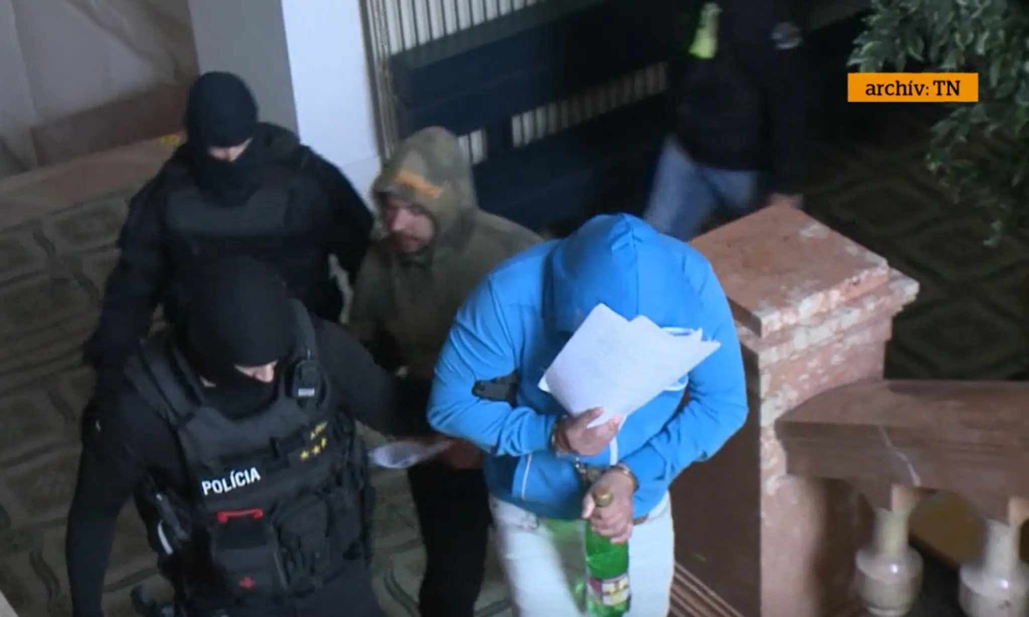Drogy v Seredi 13: Vo väzbe skončili aj policajti