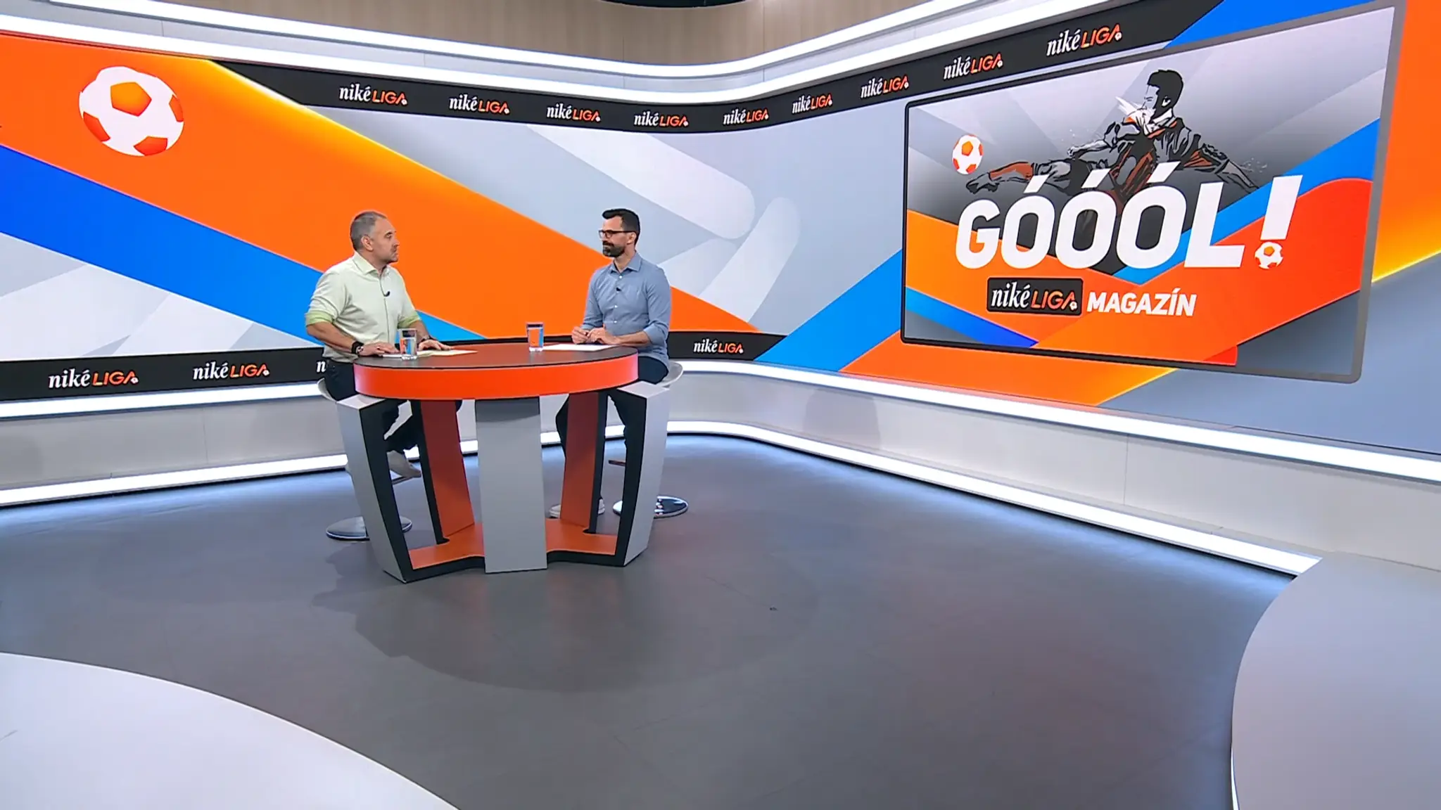 Moderátor Slavo Jurko a futbalový expert Martin Mikulič.