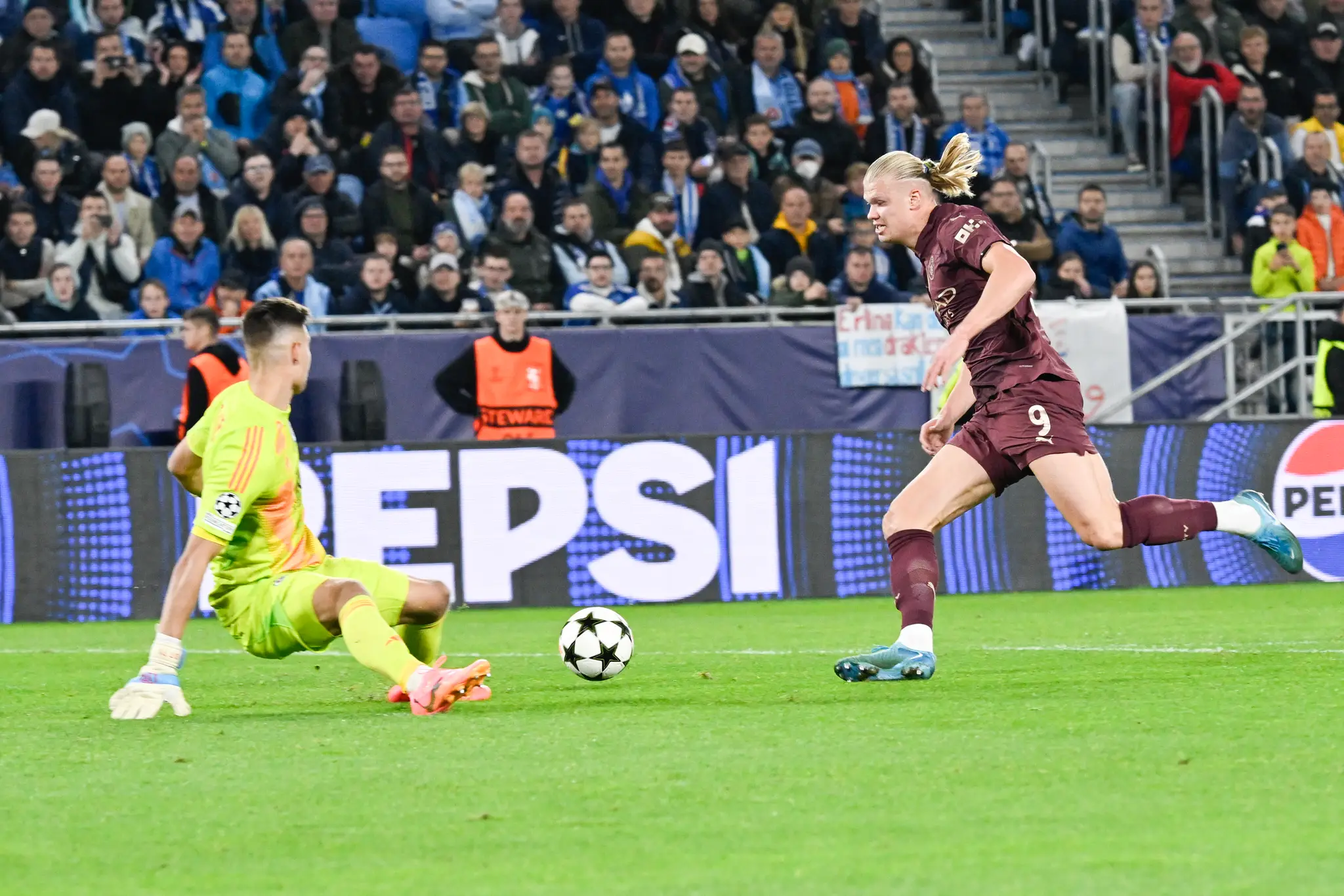 Na snímke vpravo Erling Braut Haland (Manchester) obchádza brasnkára Dominika Takáča.