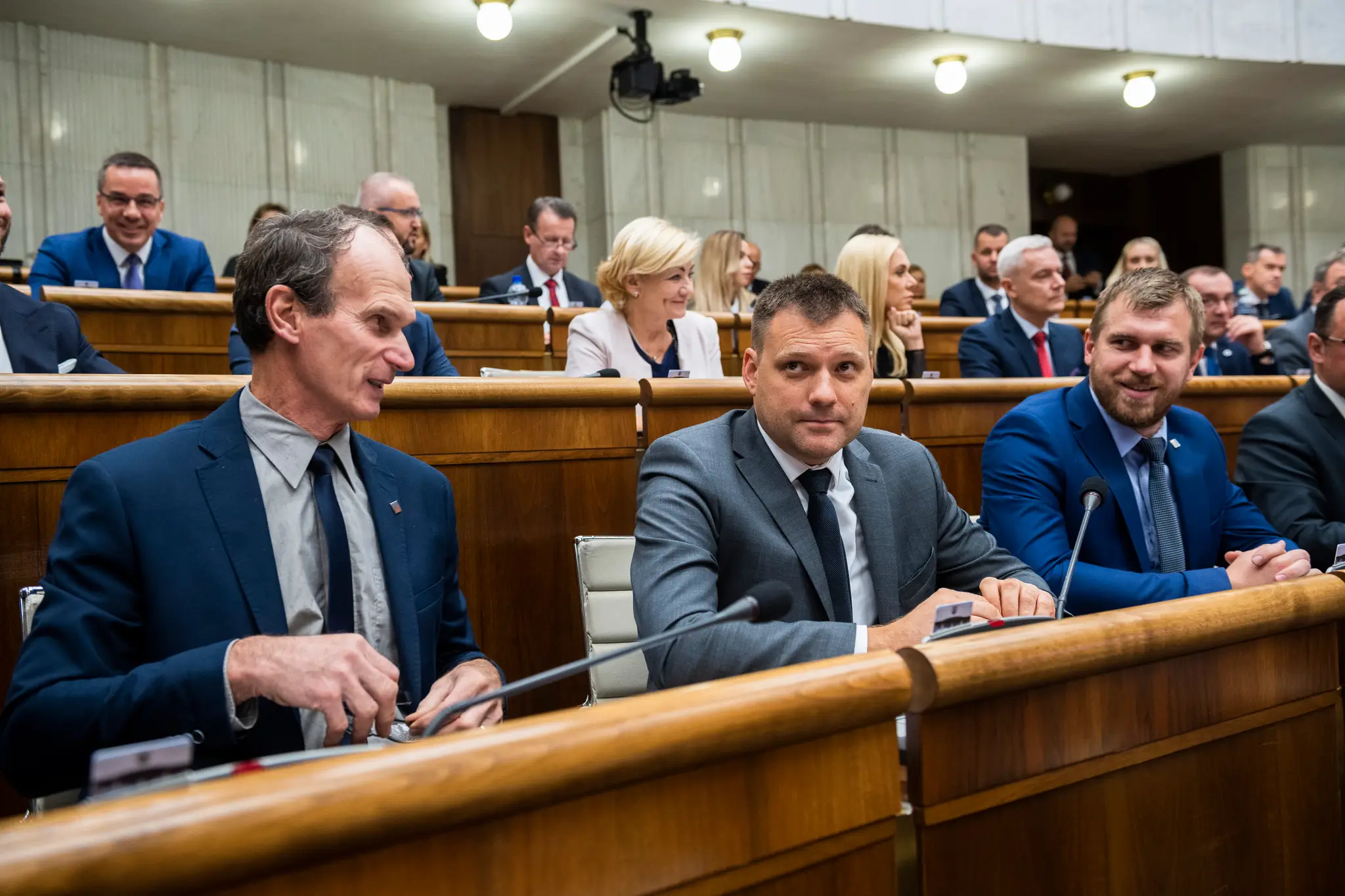 Na snímke zľava nezaradení poslanci Štefan Kuffa, Tomáš Taraba a Filip Kuffa.