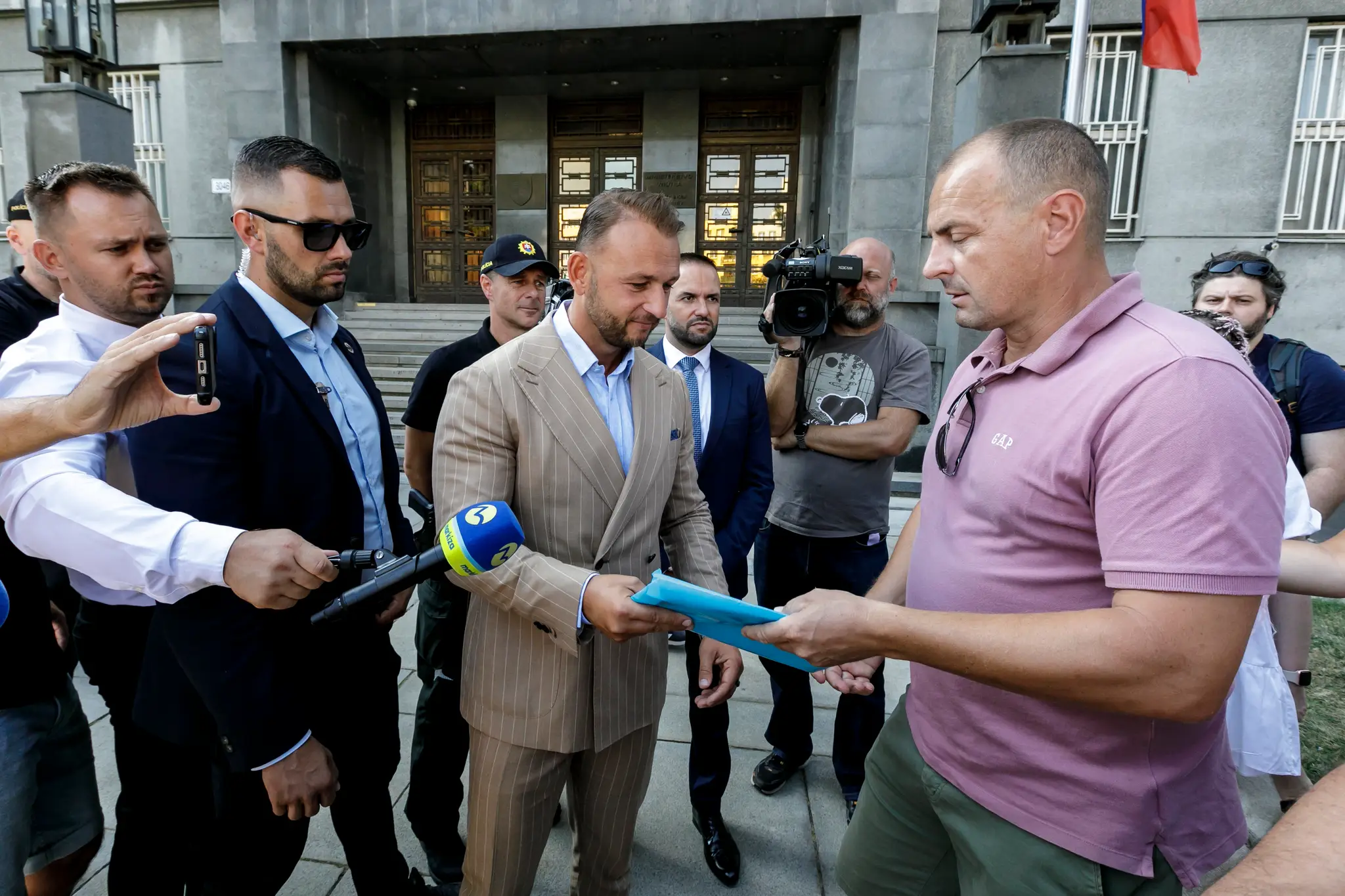 Protest nespokojných policajtov pred MV SR v Bratislave