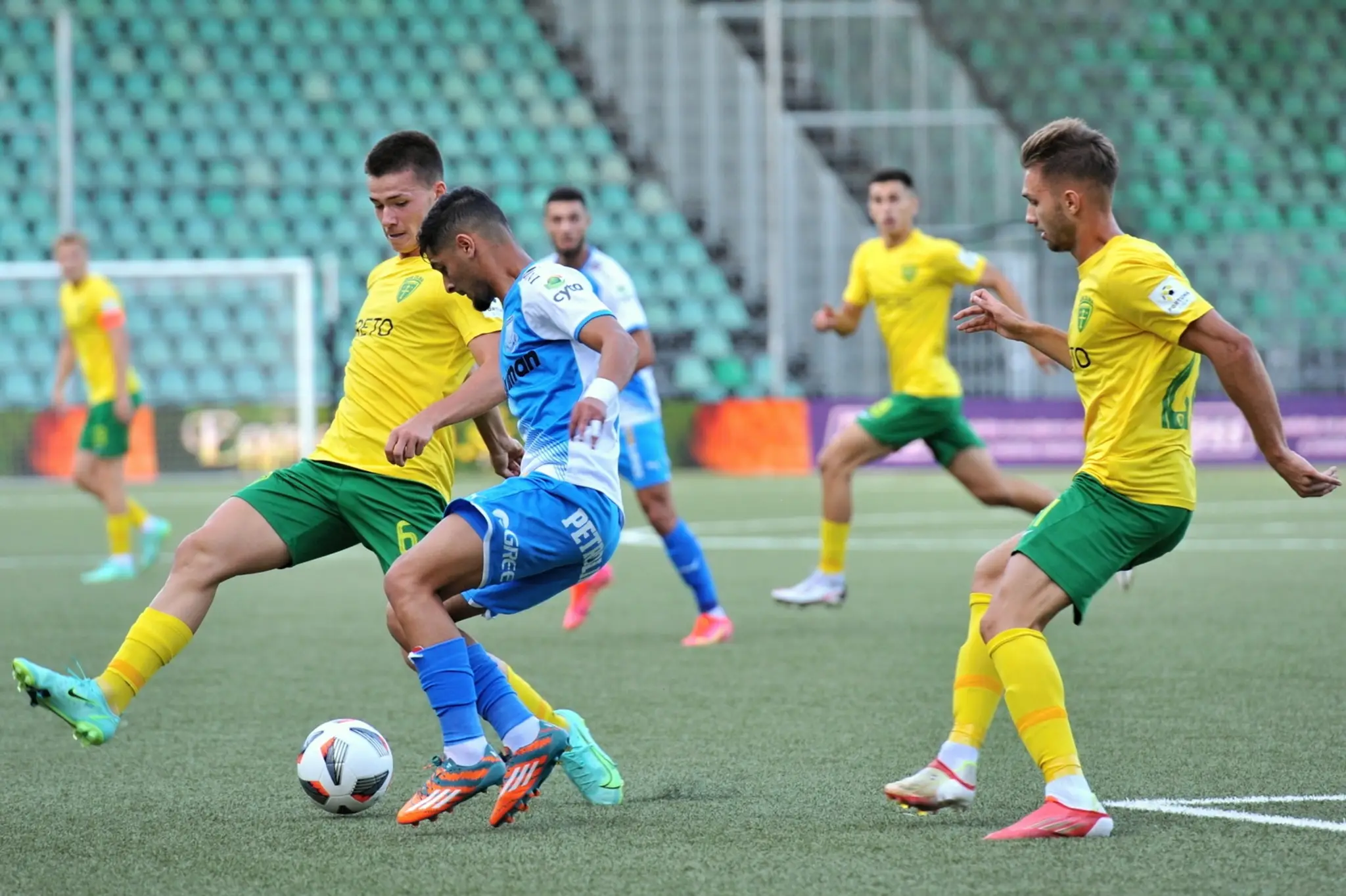 Na snímke vľavo Miroslav Gono, vpravo Ján Bernát (obaja MŠK Žilina) a Amine Khammas (Apollon Limassol) počas odvety 2. predkola 