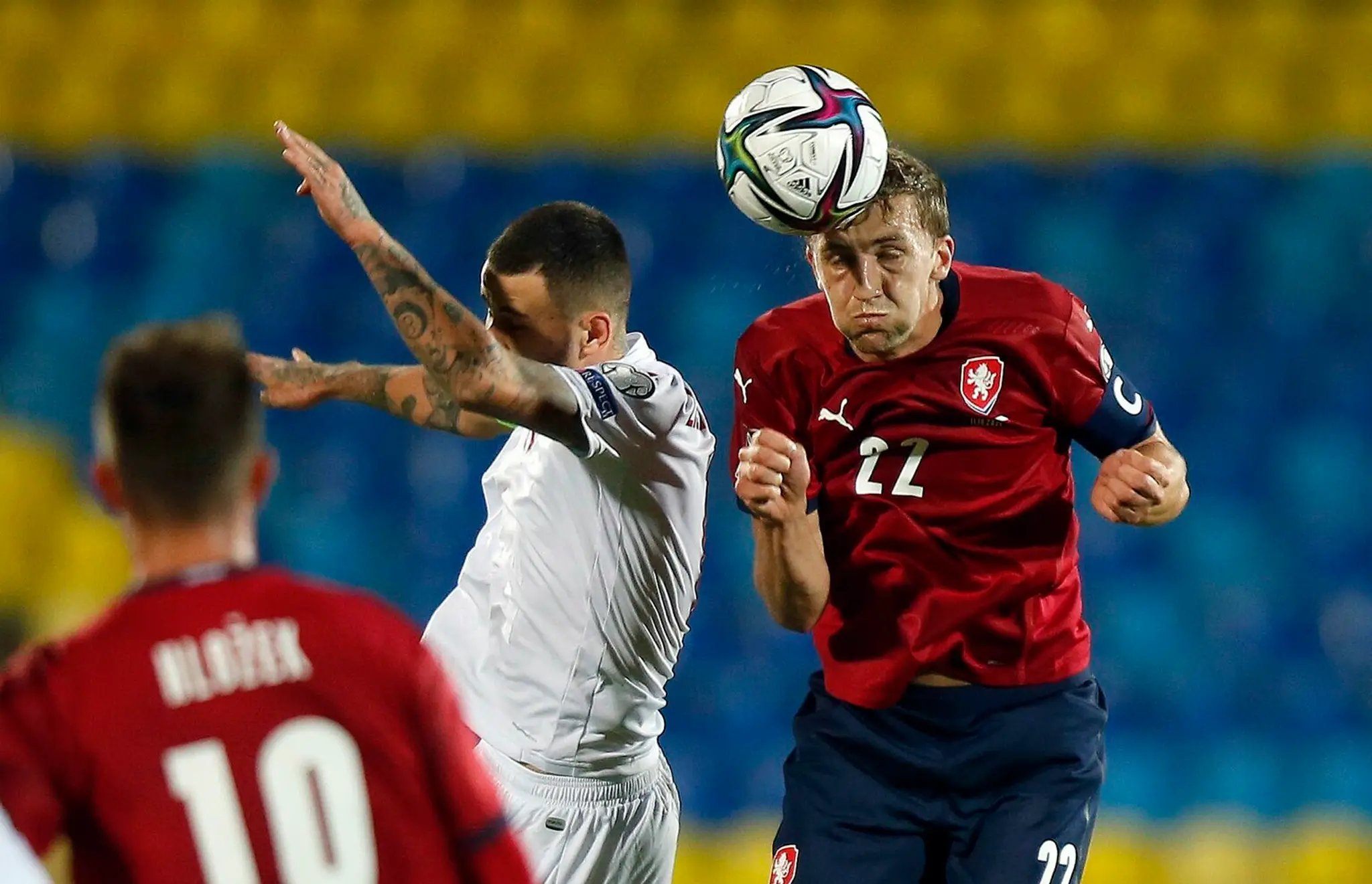 Český futbalista Tomáš Souček a Bielorus Alexandr Seljava bojujú o loptu.