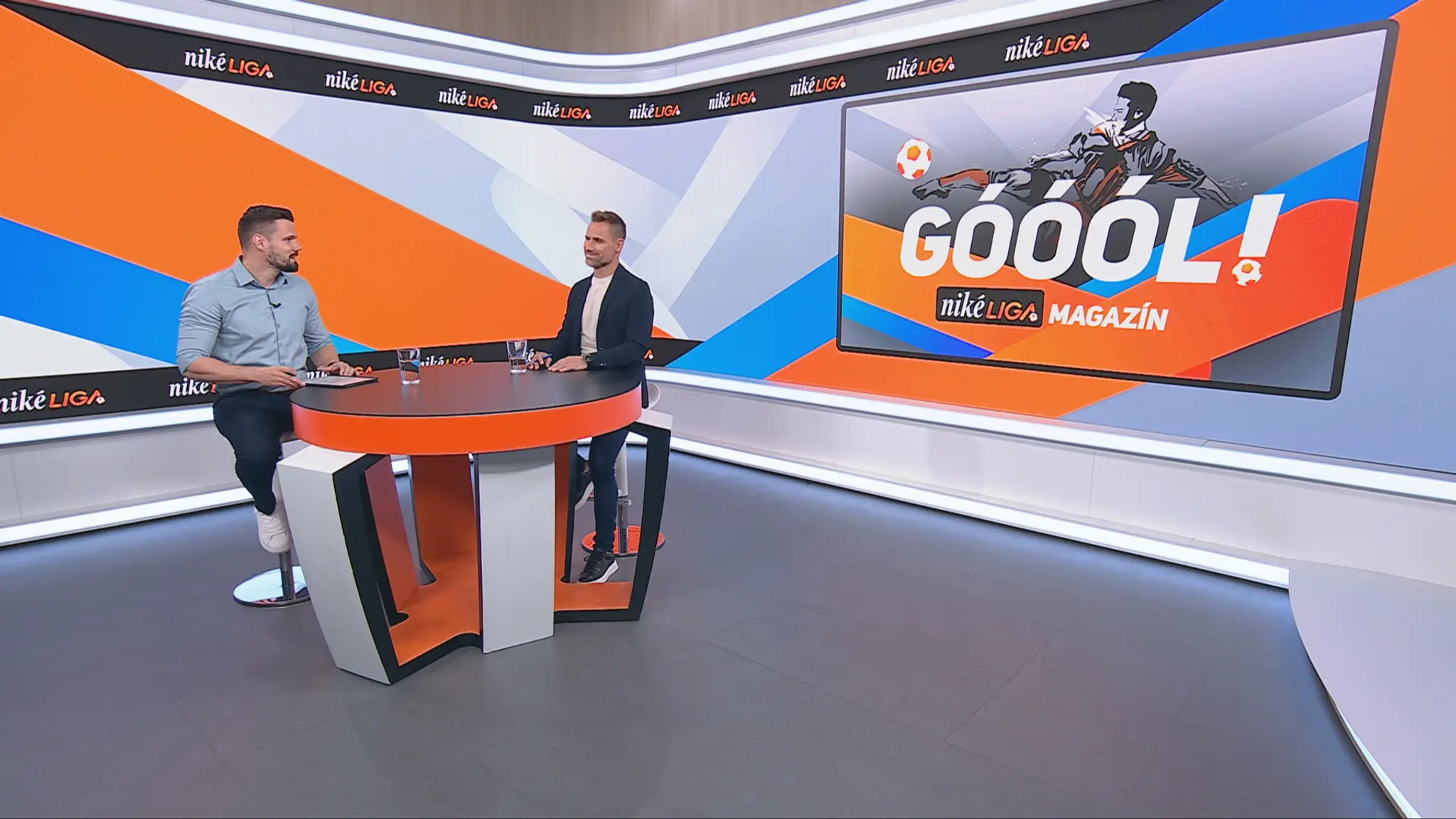Moderátor Marek Arpáš a futbalový expert Stanislav Angelovič.