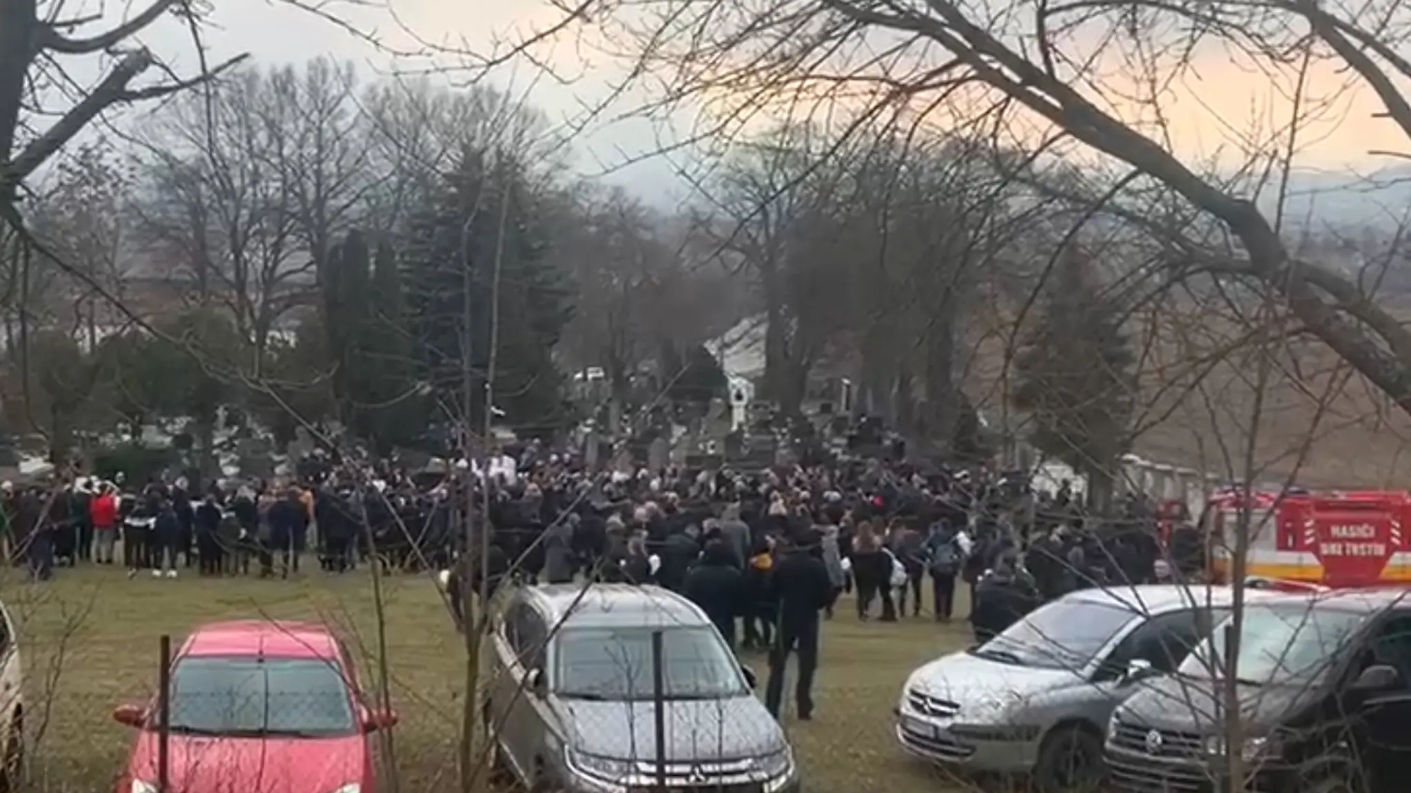 Posledná rozlúčka s Alexom na cintoríne v Trstíne.