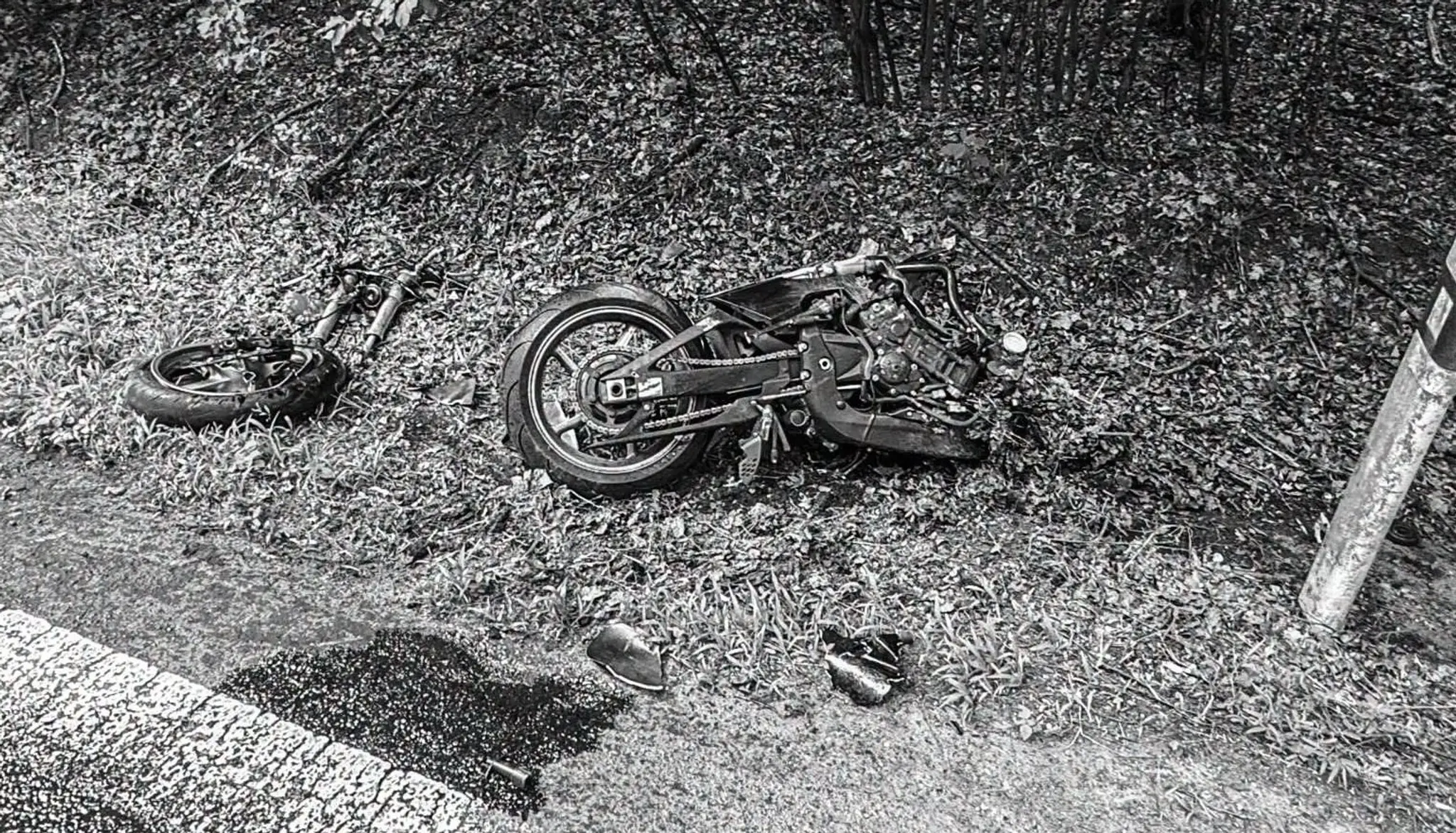 Na snímke havarovaná motorka po čelnej zrážke s osobným auto,.