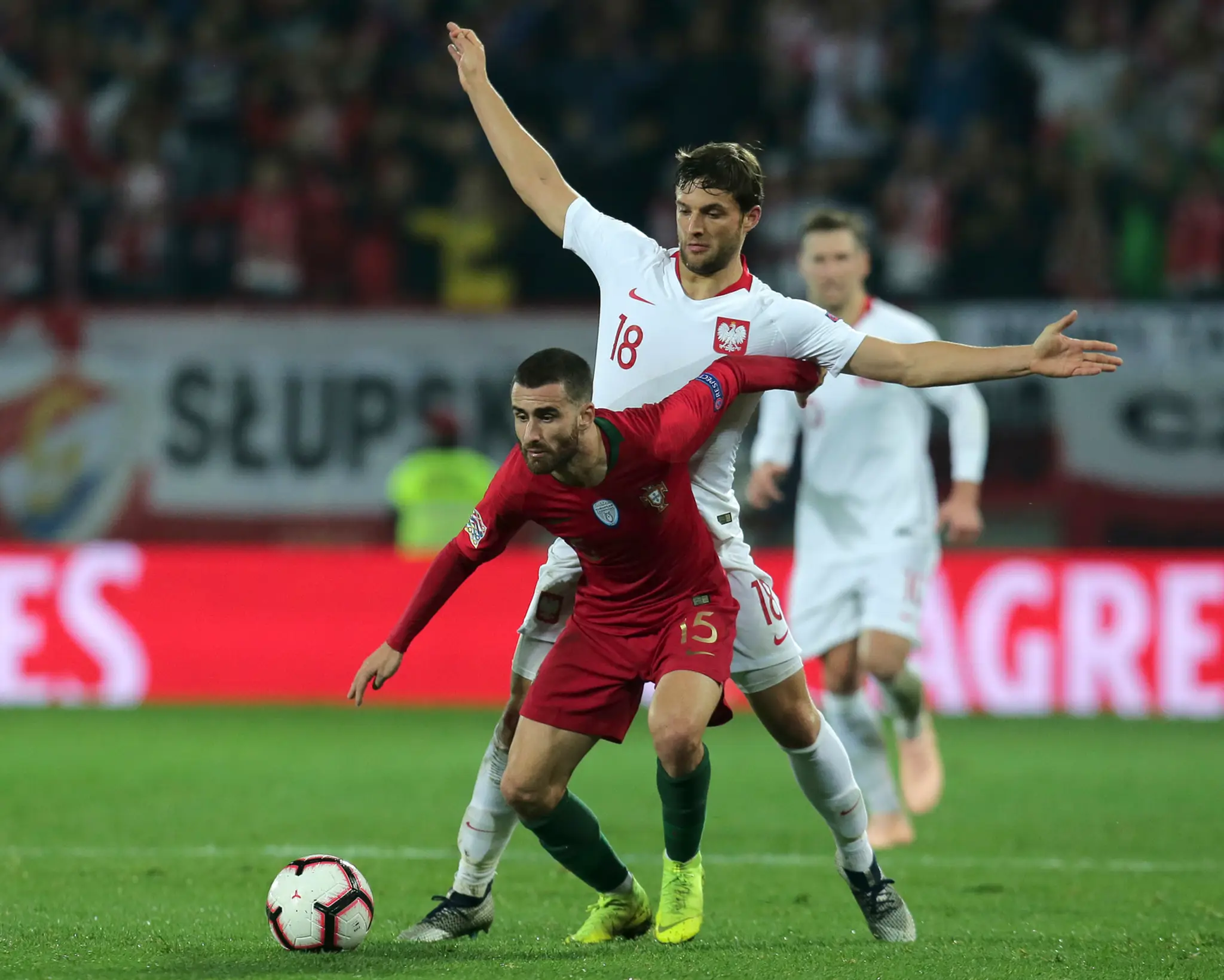 Vľavo portugalský hráč Rafa Silva, v pozadí poľský hráč Bartosz Bereszynski.