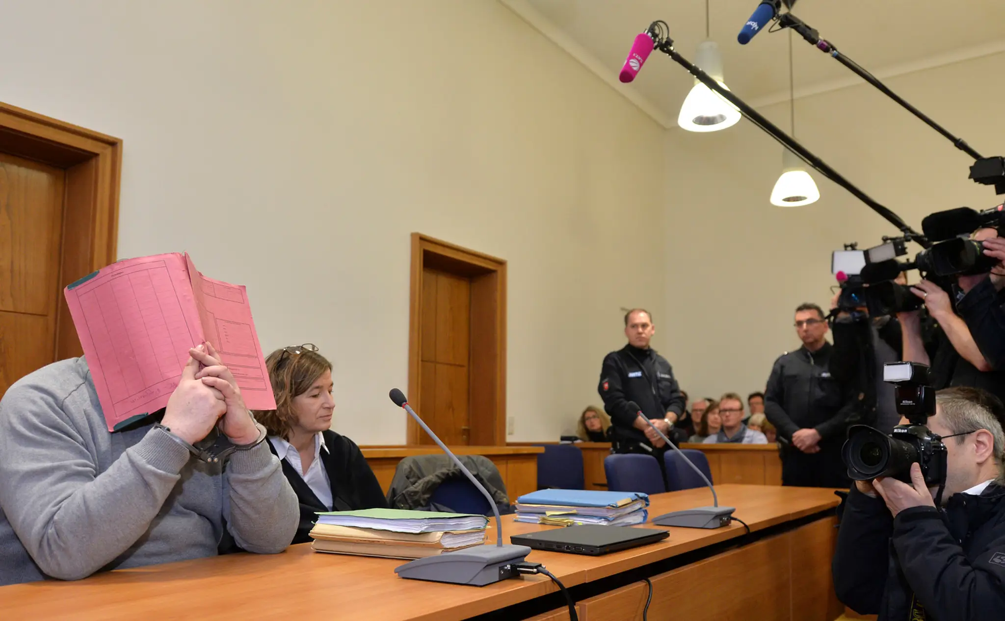 Rozvedený Heriban v spoločnosti krásnej ženy. Je to exmanželka známeho herca