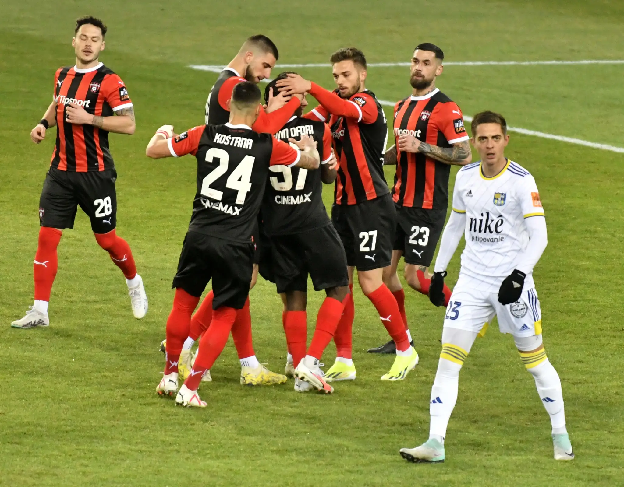 Na snímke futbalisti Trnavy sa tešia po strelení gólu