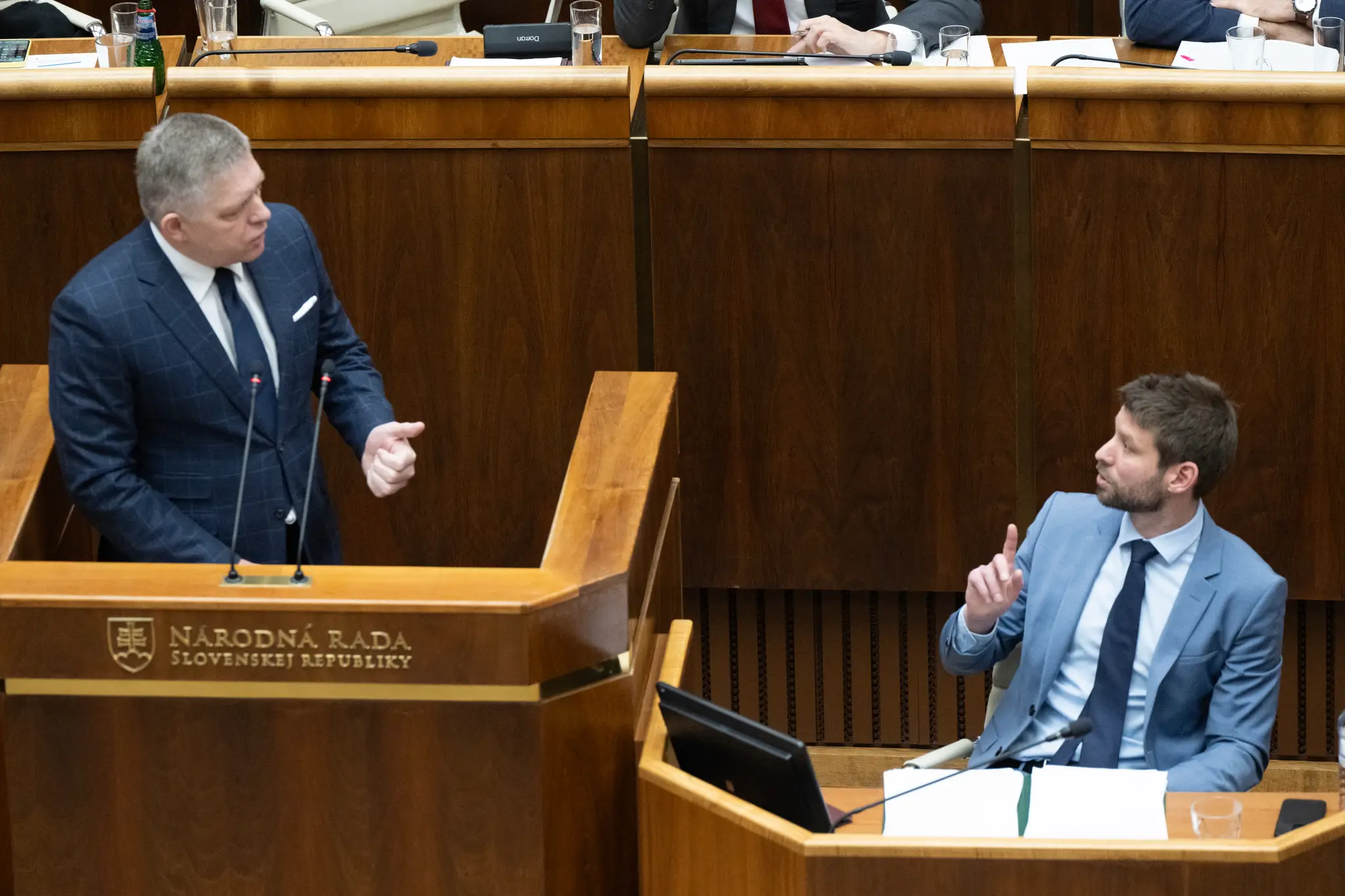 Na snímke zľava premiér Robert Fico (Smer-SD) a poslanec NR SR Michal Šimečka (Progresívne Slovensko)