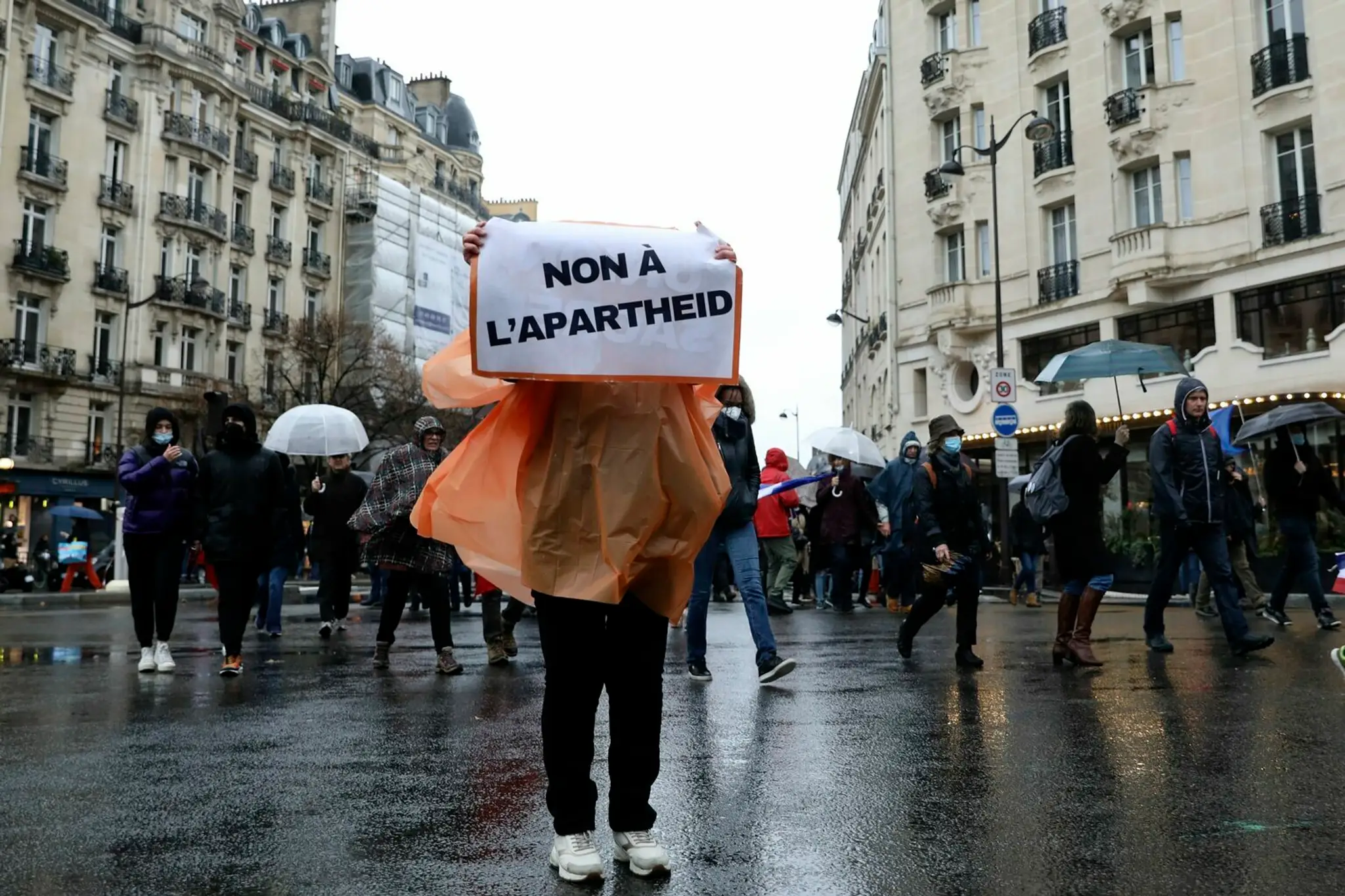 Protest proti obmedzeniam vo Francúzsku