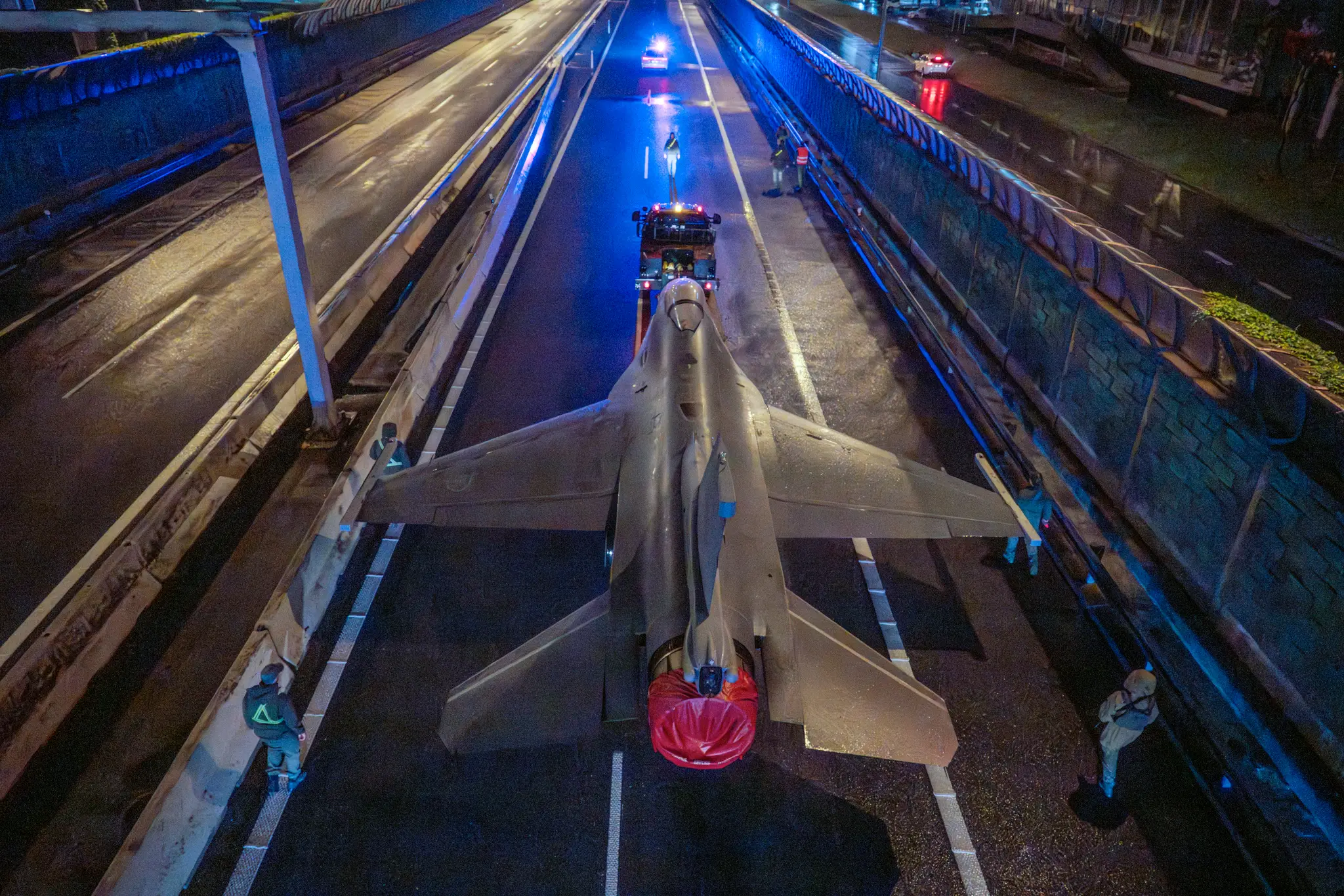 Bratislavou prevážali stíhačku F-16.