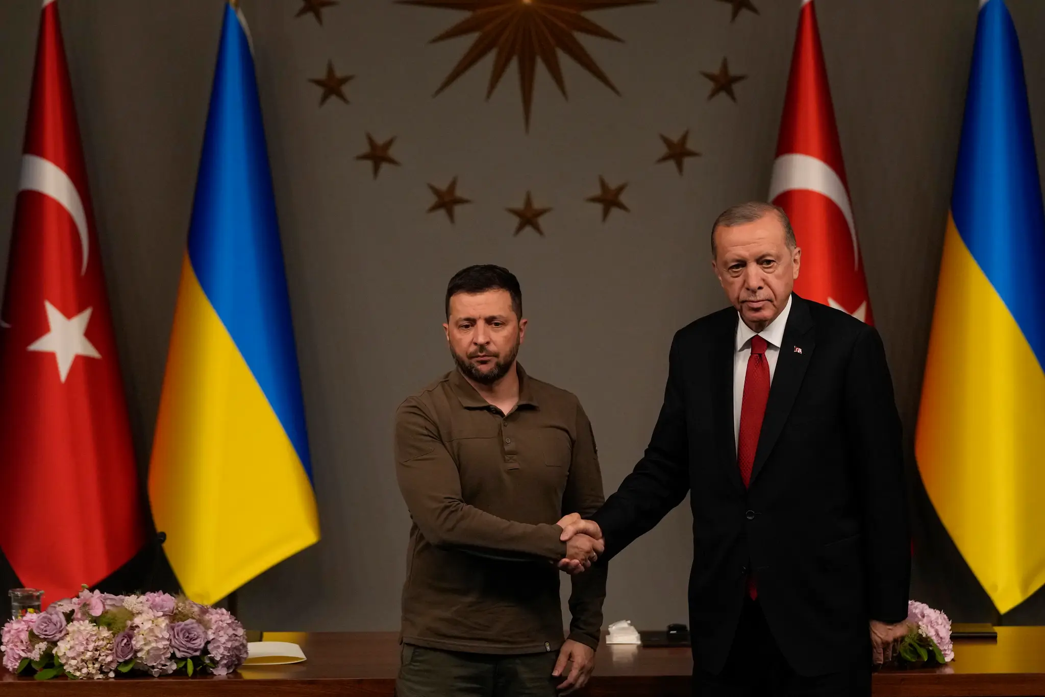 Turecký prezident Recep Tayyip Erdogan a ukrajinský prezident Volodymyr Zelenskyj počas jeho návštevy v Turecku. 