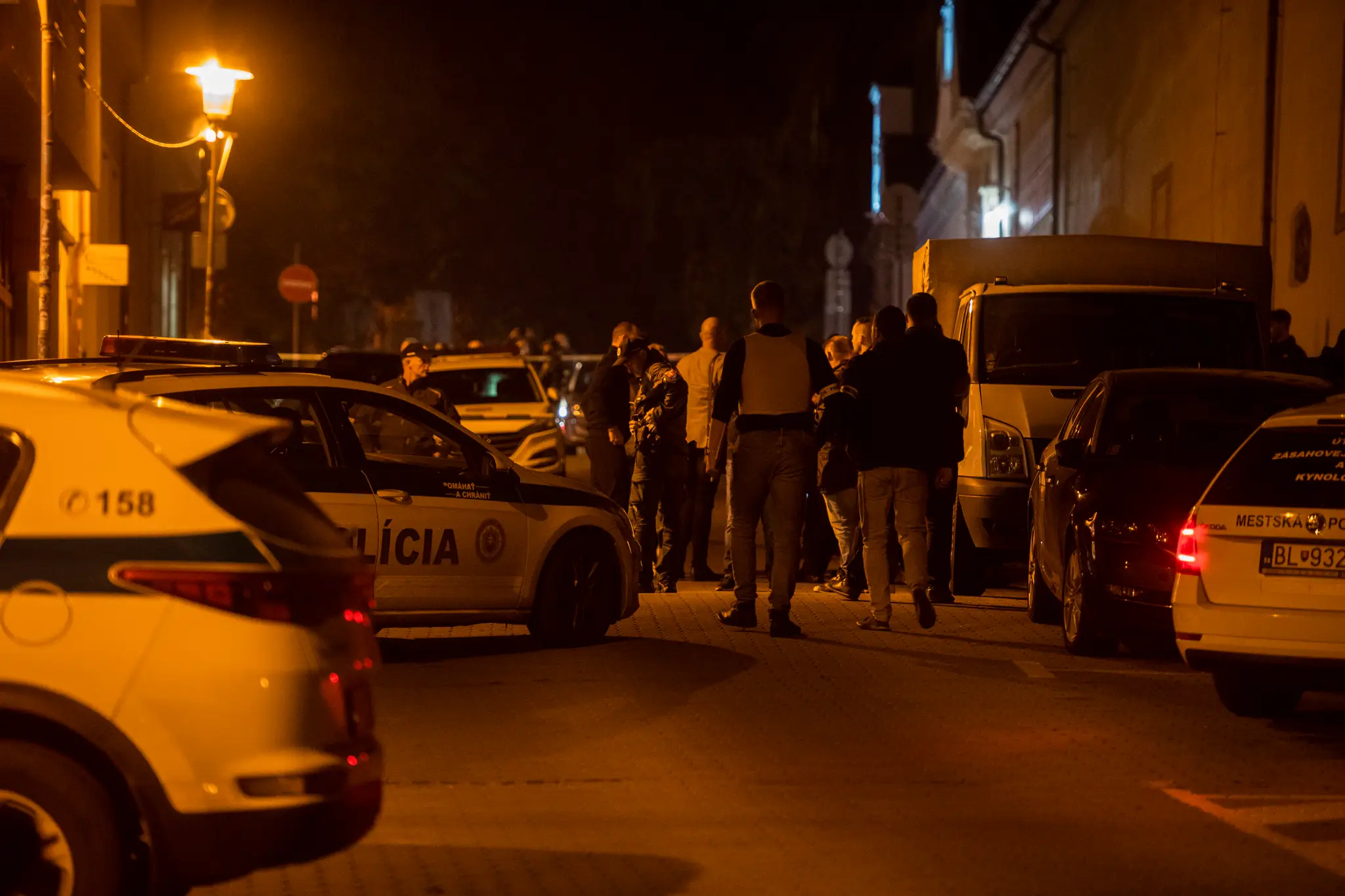 Policajti po streľbe na Zámockej ulici v Bratislave.