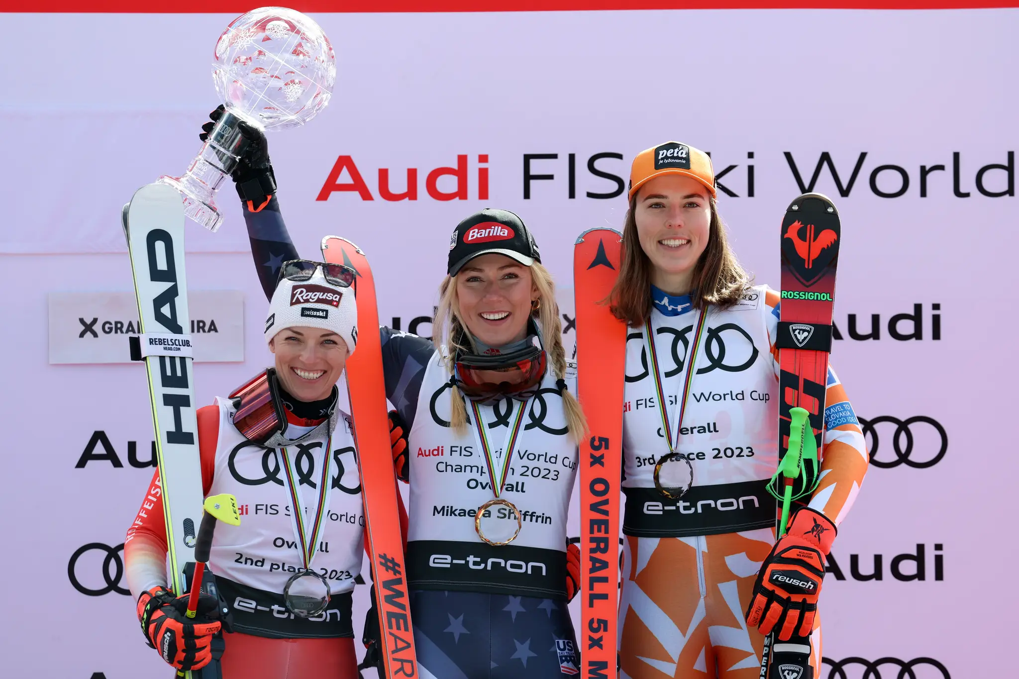 erická lyžiarka Mikaela Shiffrinová (uprostred) drží veľký glóbus za celkové prvenstvo vo Svetovom pohári