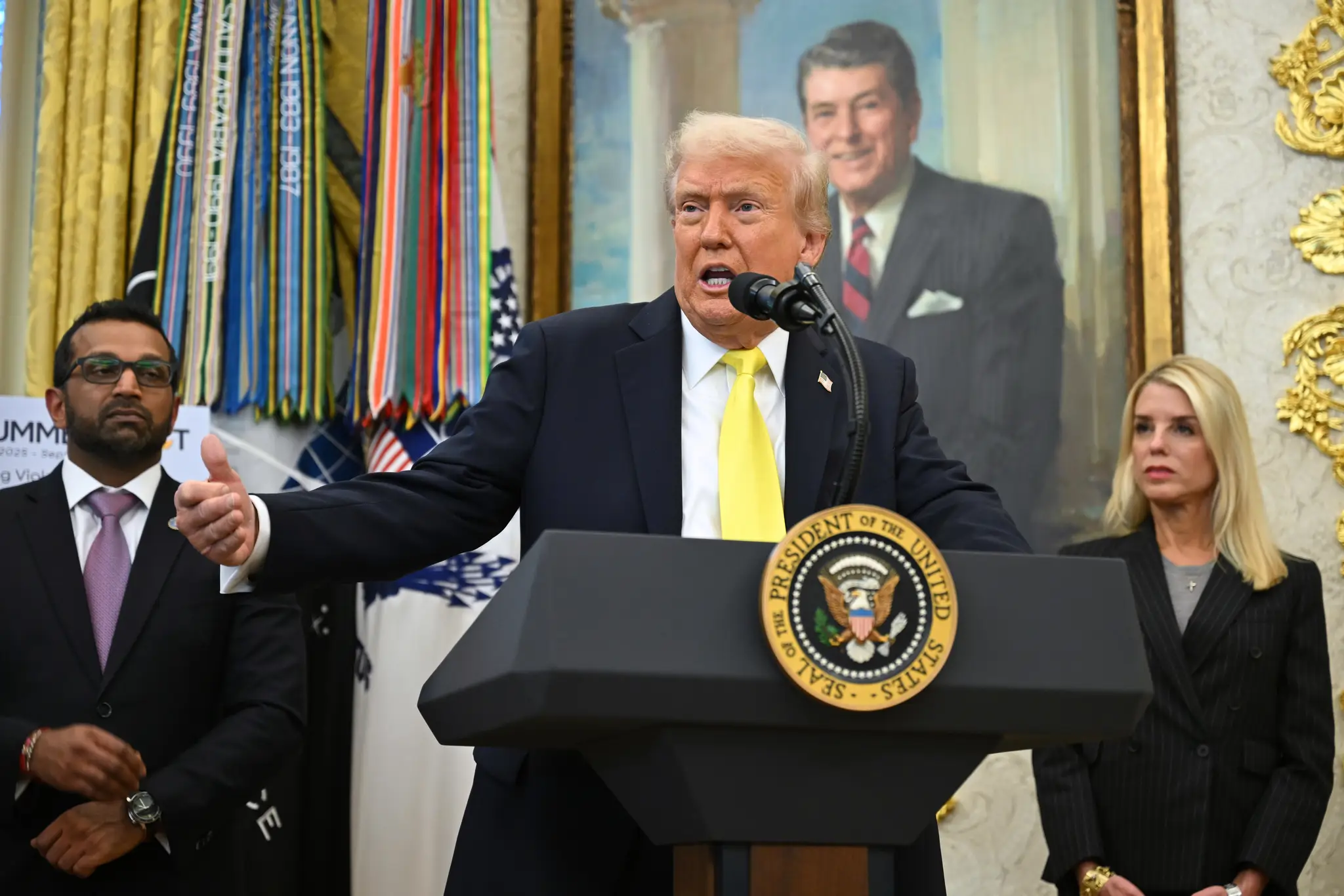 Prezident Donald Trump reční počas tlačovej besedy v Oválnej pracovni v Bielom dome.