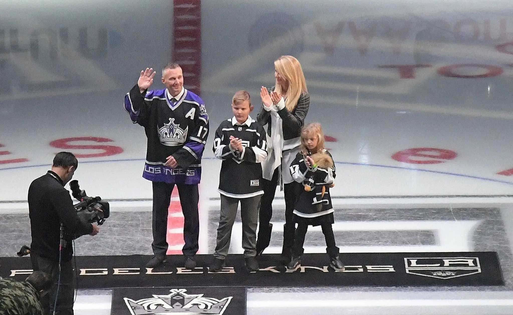 Ľubomír Višňovský s rodinou na ľade arény Staples Center.