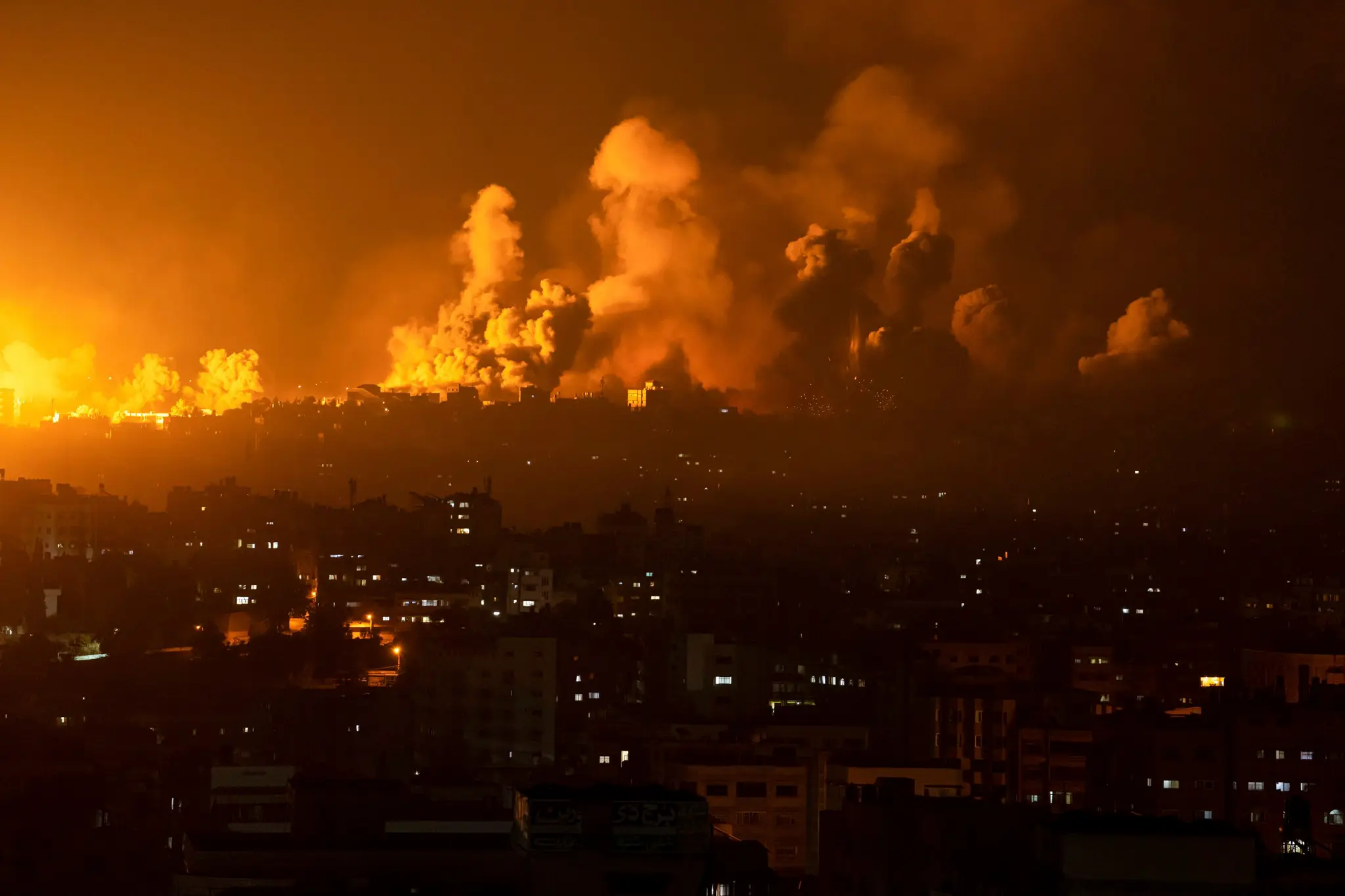 Po izraelskom nálete v meste Gaza stúpa oheň a dym.