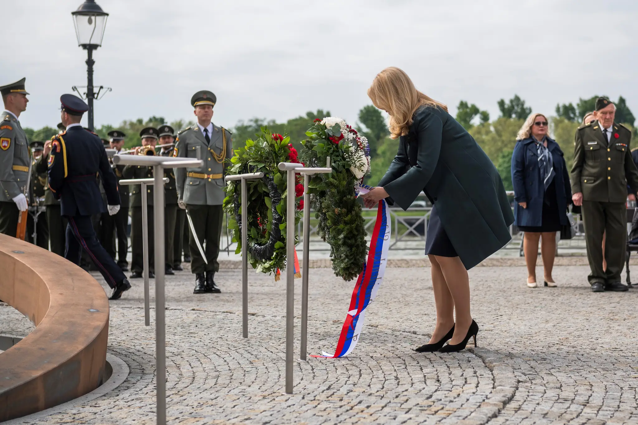 Zuzana Čaputová počas pietneho aktu kladenia vencov k Hrobu neznámeho vojaka.