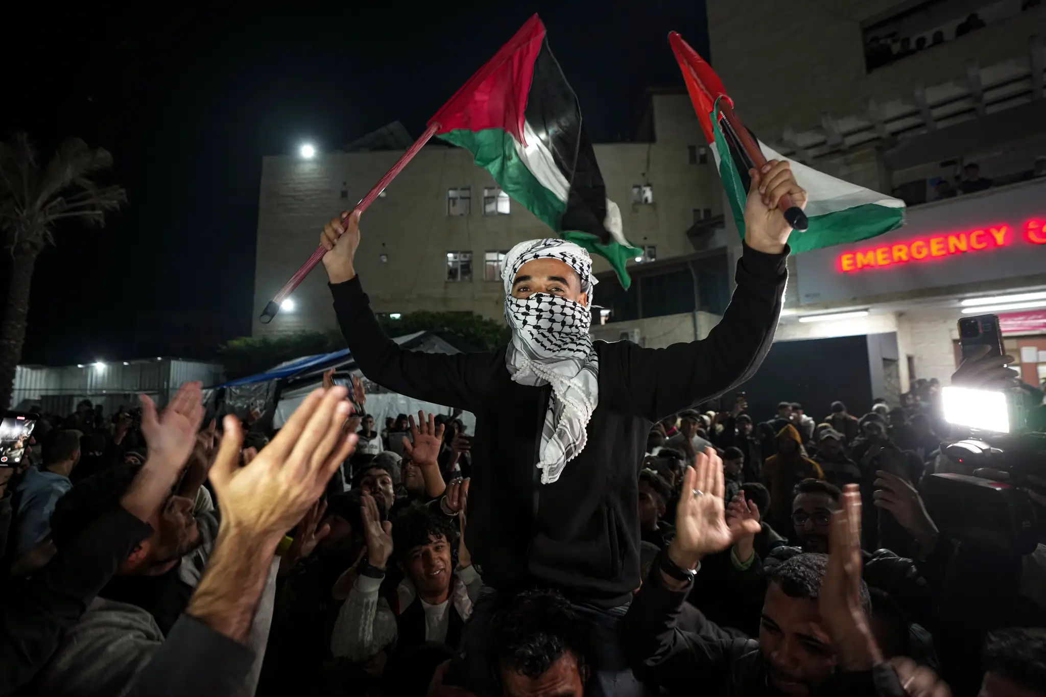 Na snímke Palestínčania oslavujú dohodu o prímerí medzi Hamasom a Izraelom v meste Dajr al-Balah v Pásme Gazy
