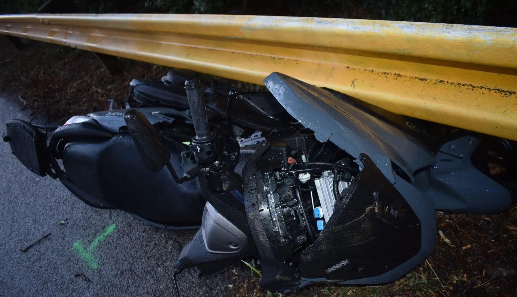 Poškodená motorka na mieste nehody.