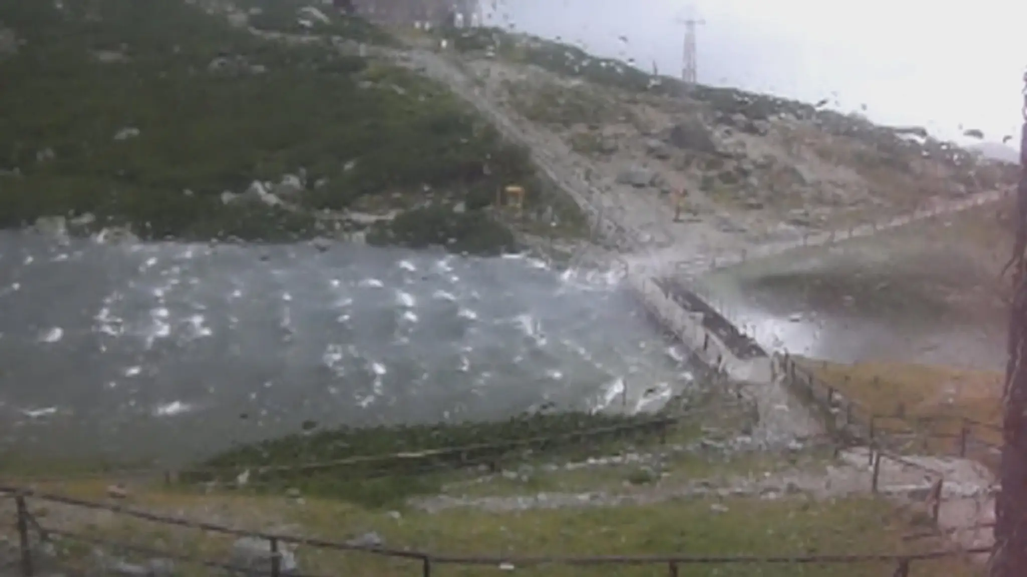 Skalnaté Pleso sa vylialo