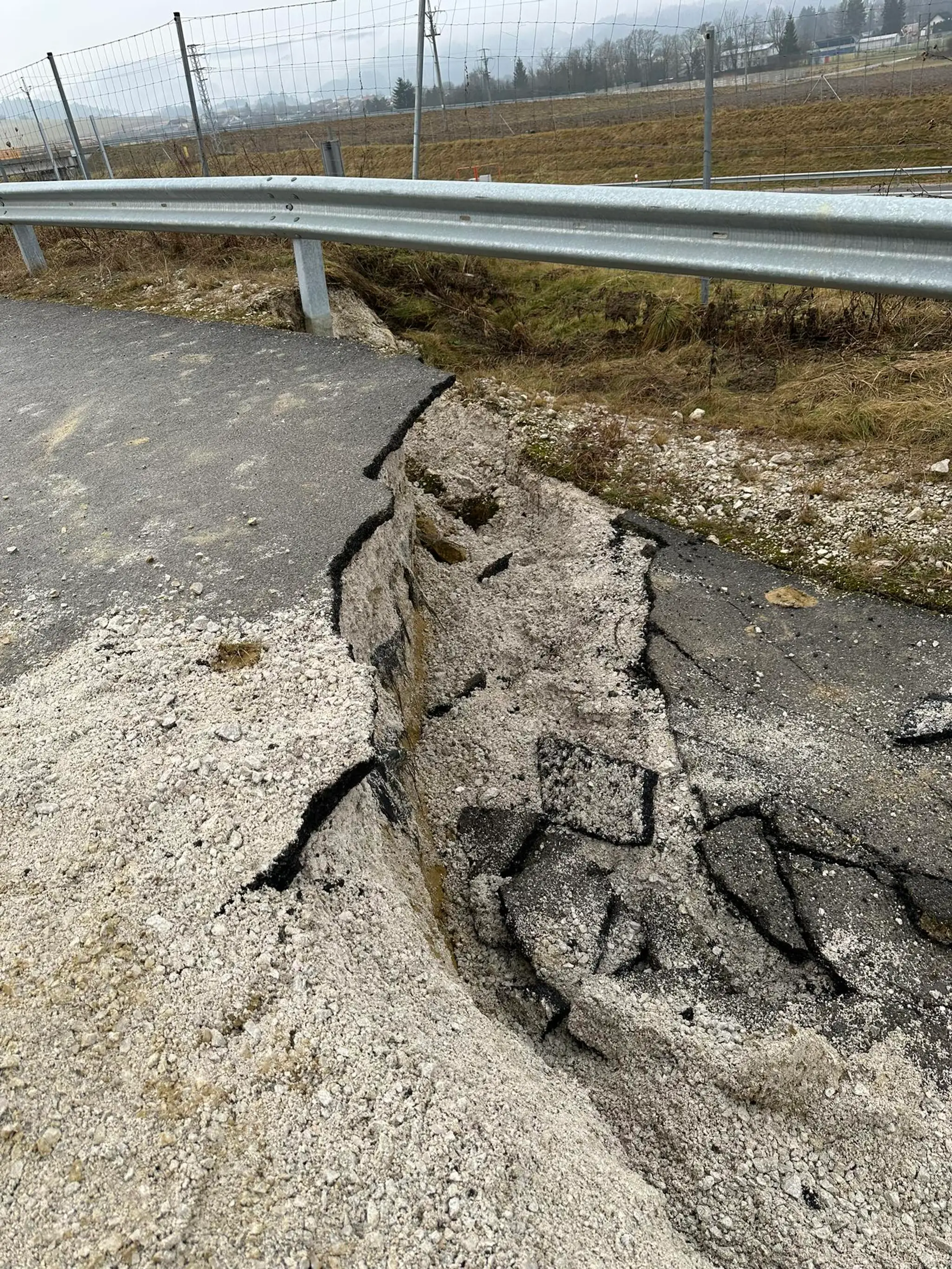 V časti Bytčica došlo k výraznému zosuvu pôdy.