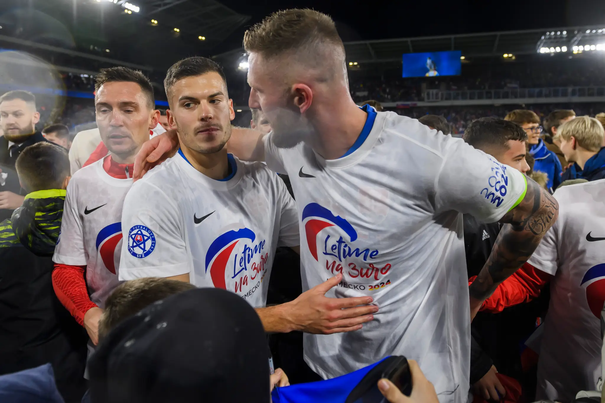 Sprava Milan Škriniar a László Bénes (Slovensko) oslavuje postup na ME 2024 po zápase s Islandom.