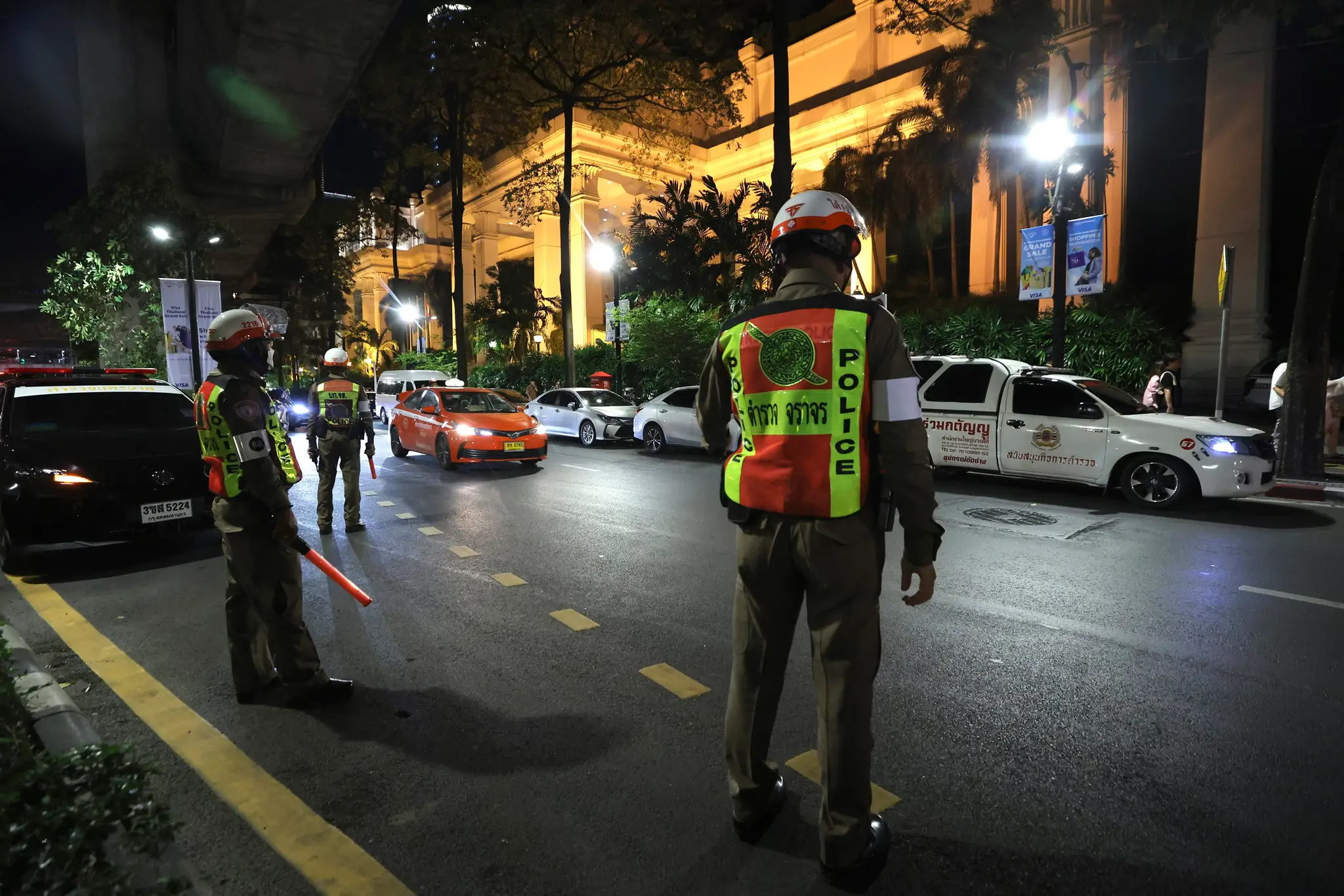 Polícia pred hotelom v Bangkoku, kde našli v izbe mŕtve telá.