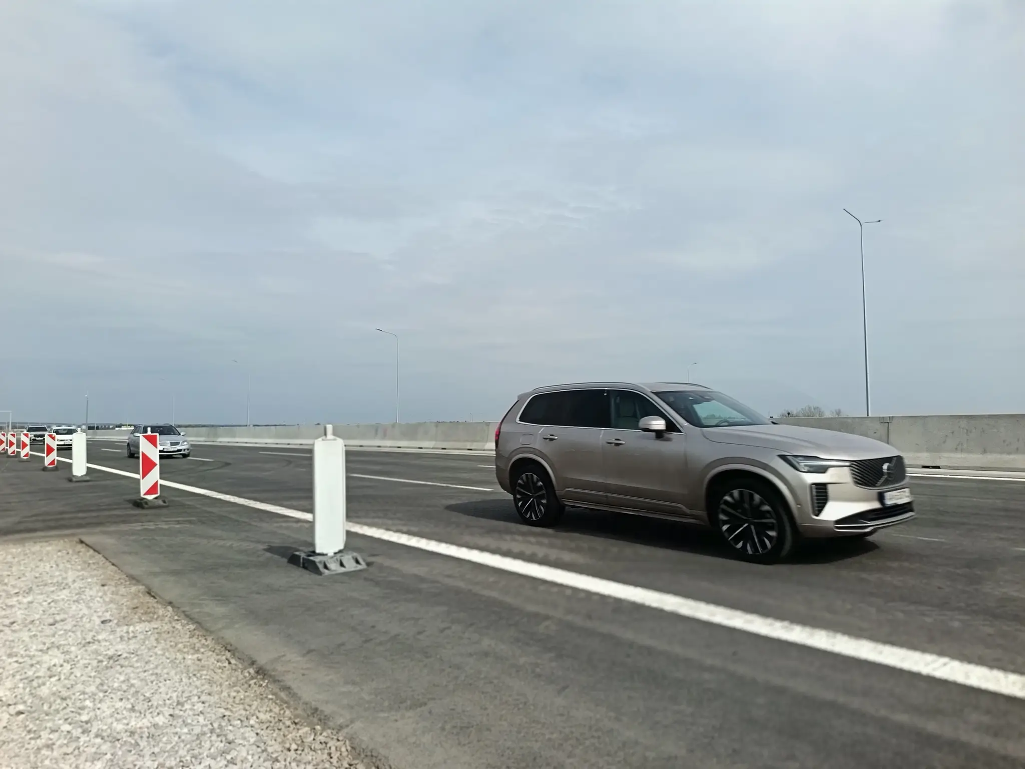 Na snímke auto prechádza cez diaľnicu D1.