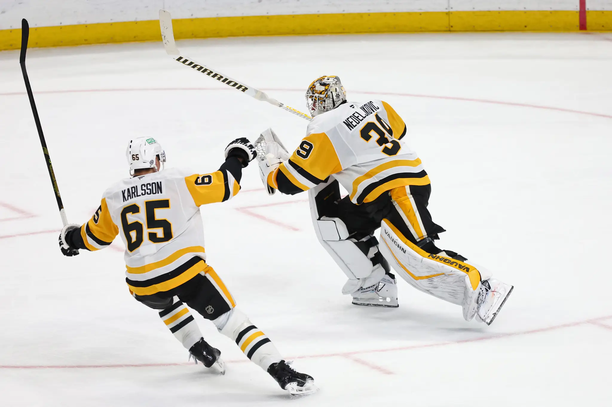  Na snímke hráči Pittsburghu Alex Nedeljkovic (vpravo) a Erik Karlsson sa radujú z gólu 