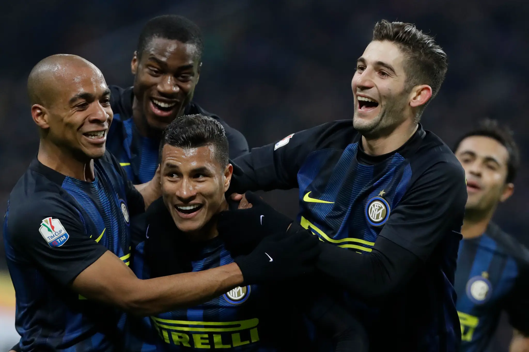 Jeison Murillo oslavuje svoj gól so spoluhráčmi.