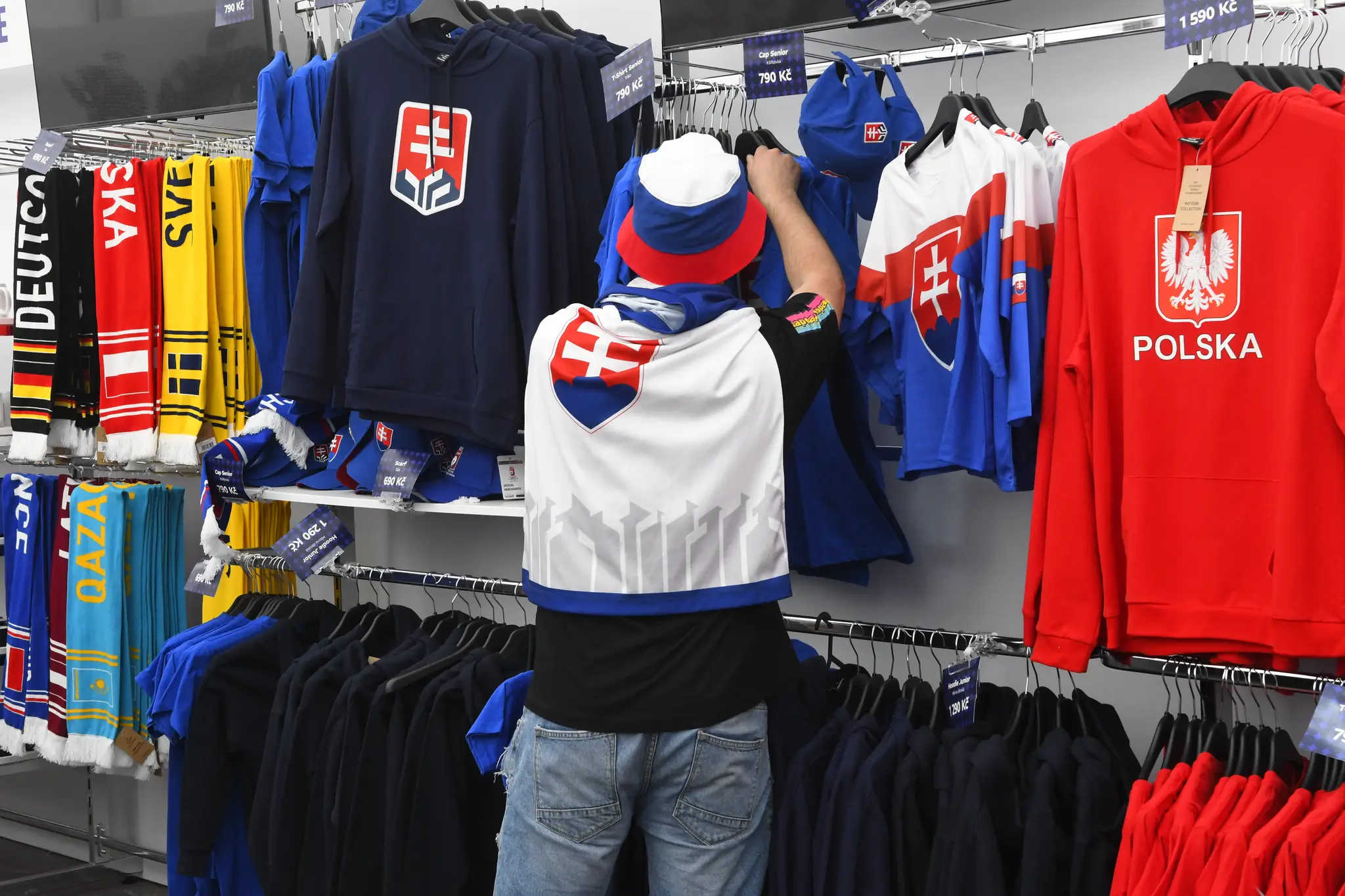 Slováci vyštartovali po dresoch ako po údenom.
