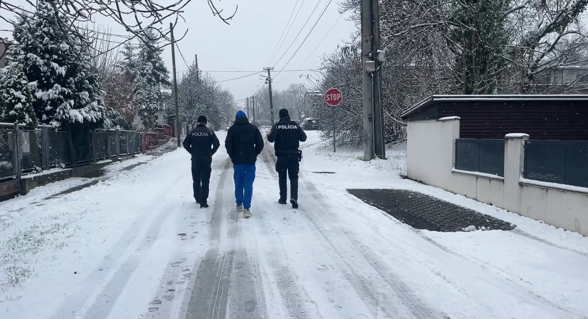 Polícia odvliekla z vyučovania študenta na výsluch.