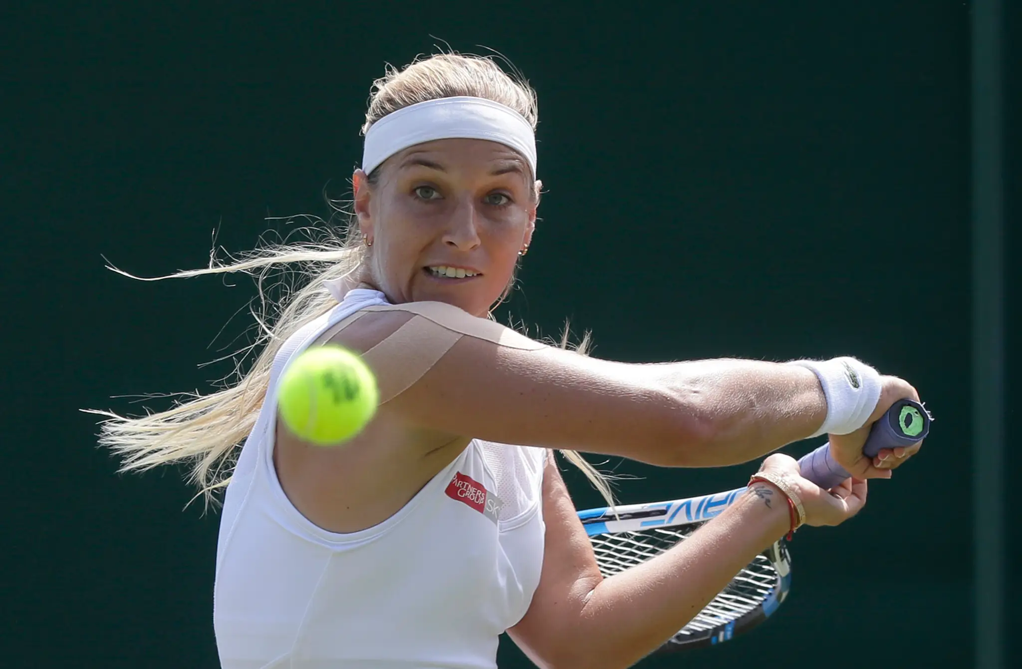 Slovenská tenistka Dominika Cibulková odvracia loptičku proti Alize Cornetovej v 1. kole Wimbledonu.