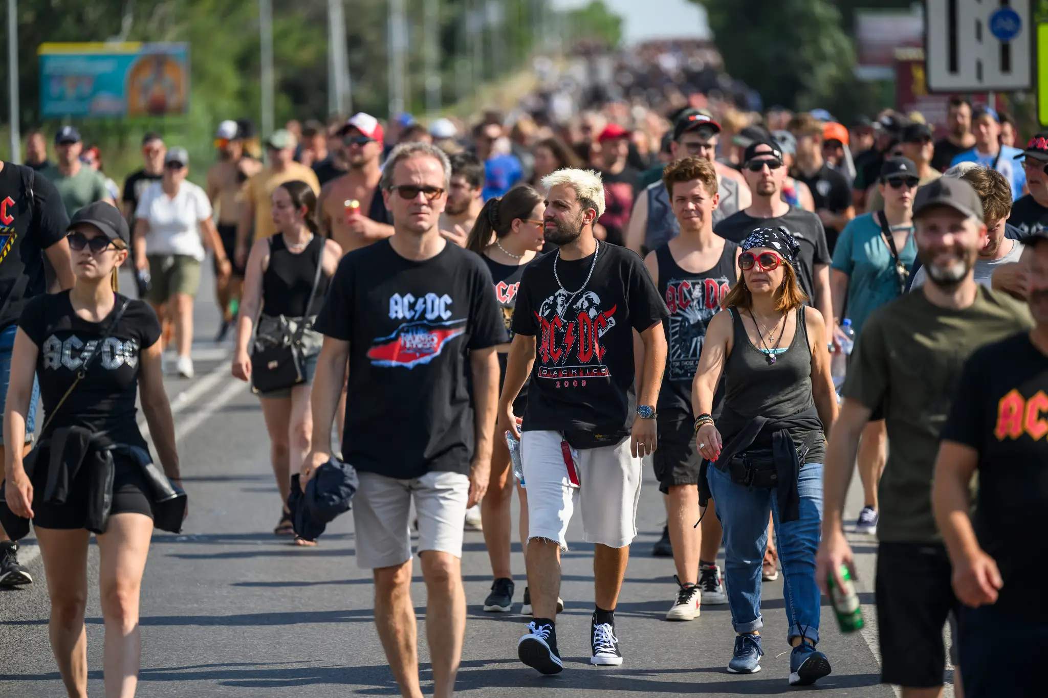 Fanúšikovia počas príchodu na koncert AC/DC.