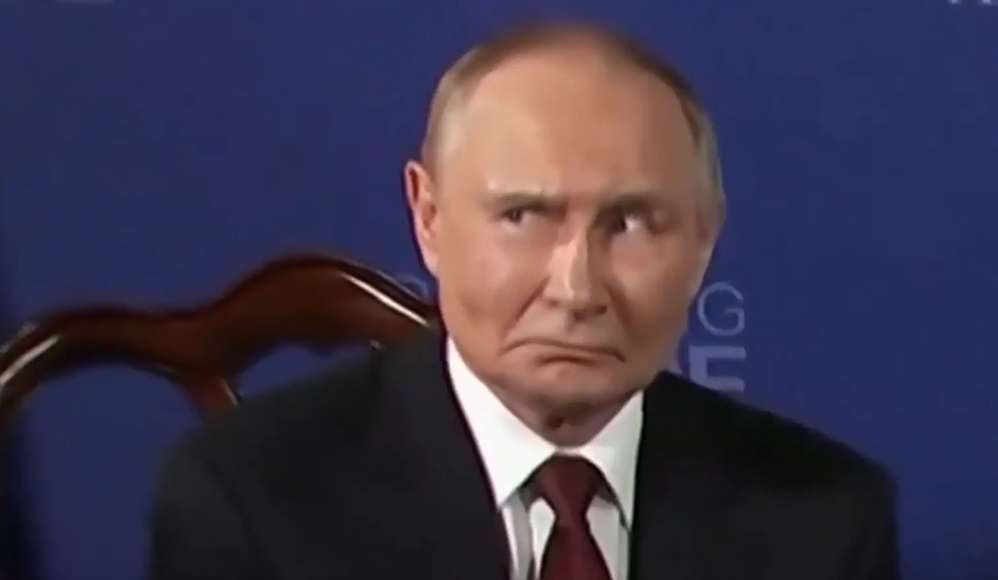 Čudesný výraz Vladimira Putina počas fototermínu.