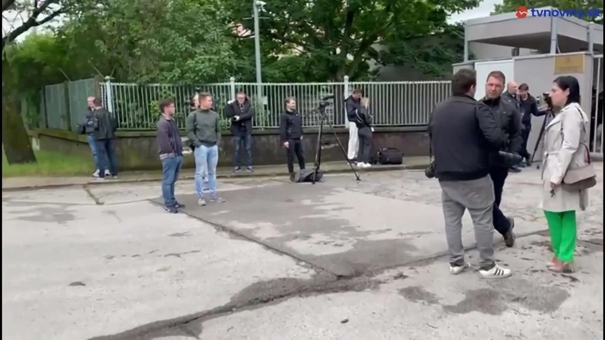 Novinári pred areálom ŠTS