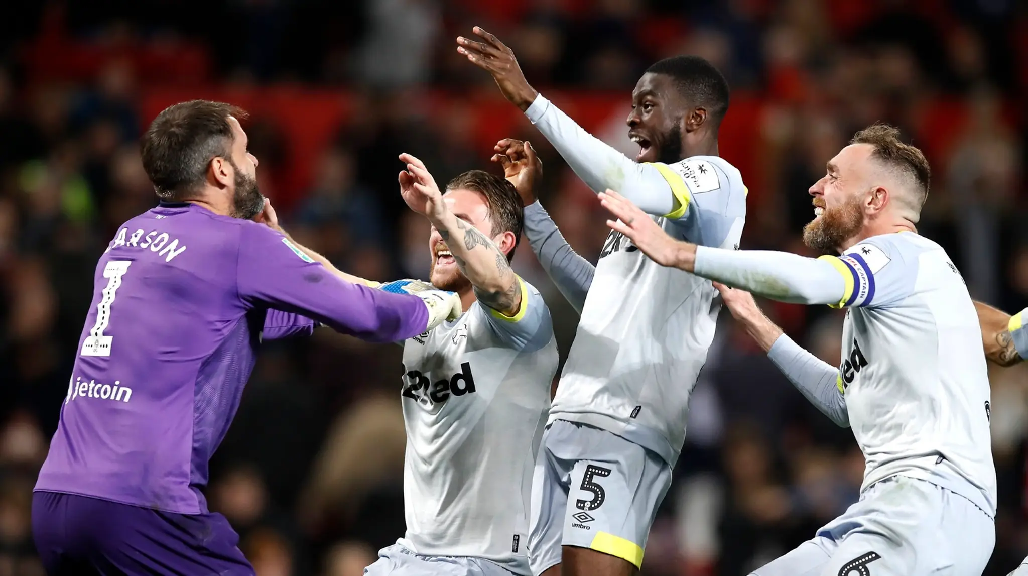 Brankár Derby County Scott Carson sa teší so spoluhráčmi po vyradení Manchestru United.